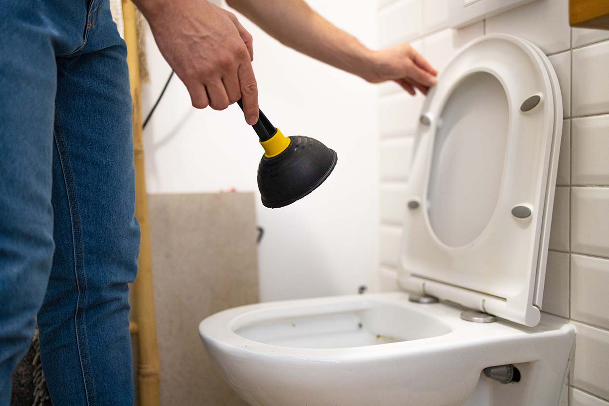 Débouchage des WC : 11 solutions miracles pour éviter l'appel au plombier