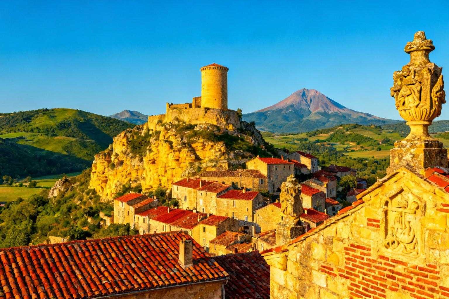 Le Puy-de-Dôme abrite ce village Plus Beaux Villages perché entre 342 et 484m
