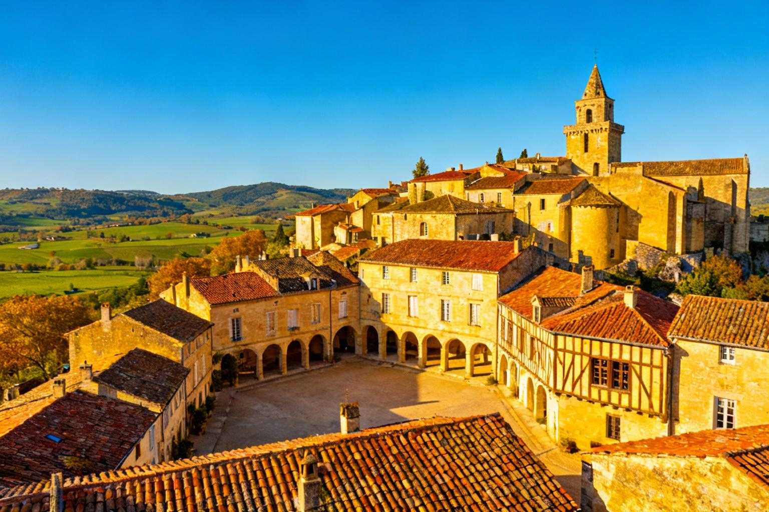 Le seul village fondé par le frère de Saint Louis avec son plan de 1256 intact
