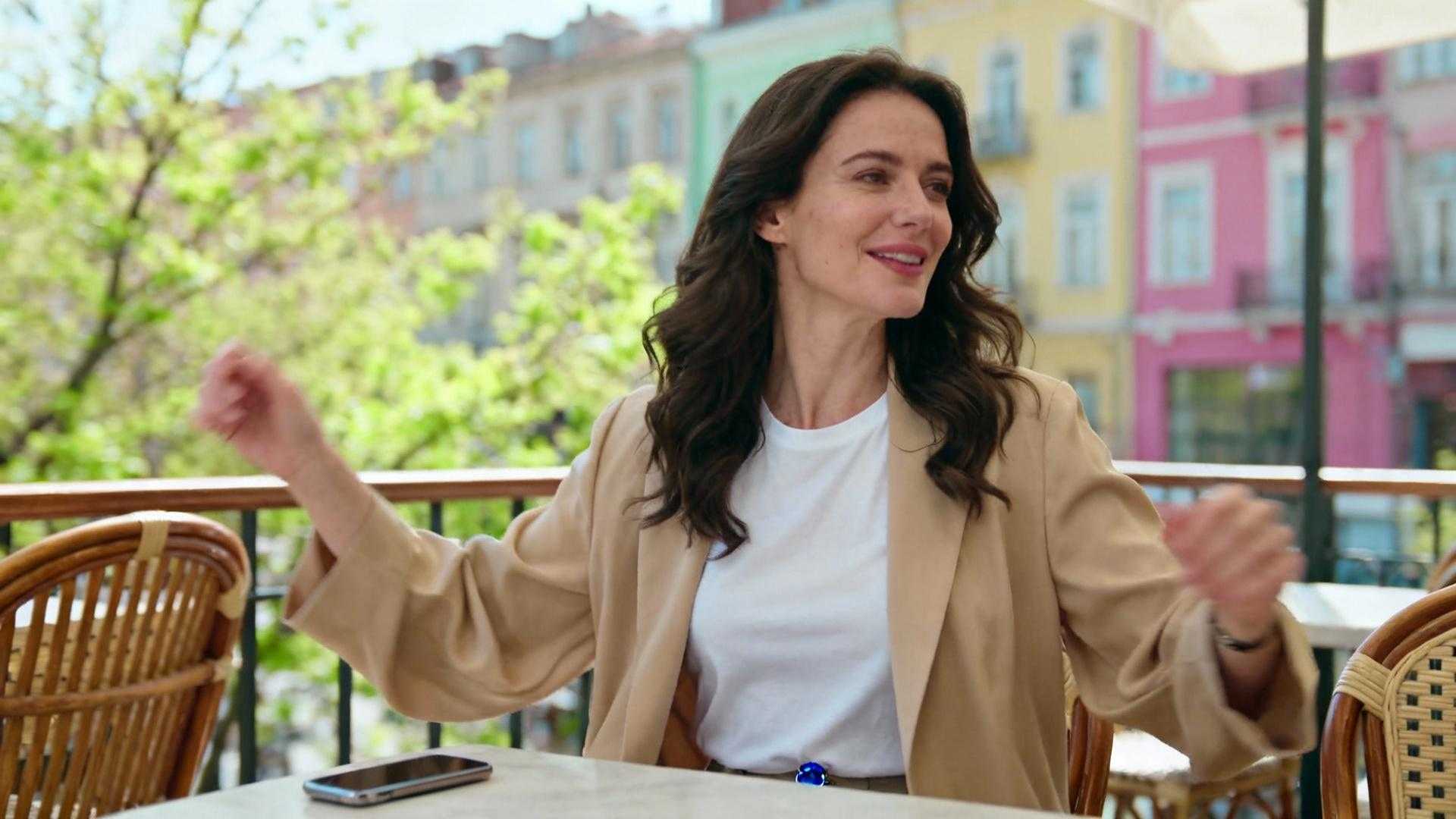 Ni blazer rigide qui emprisonne ni veste oversize qui tasse : ce modèle fluide allonge 4 silhouettes sur 5
