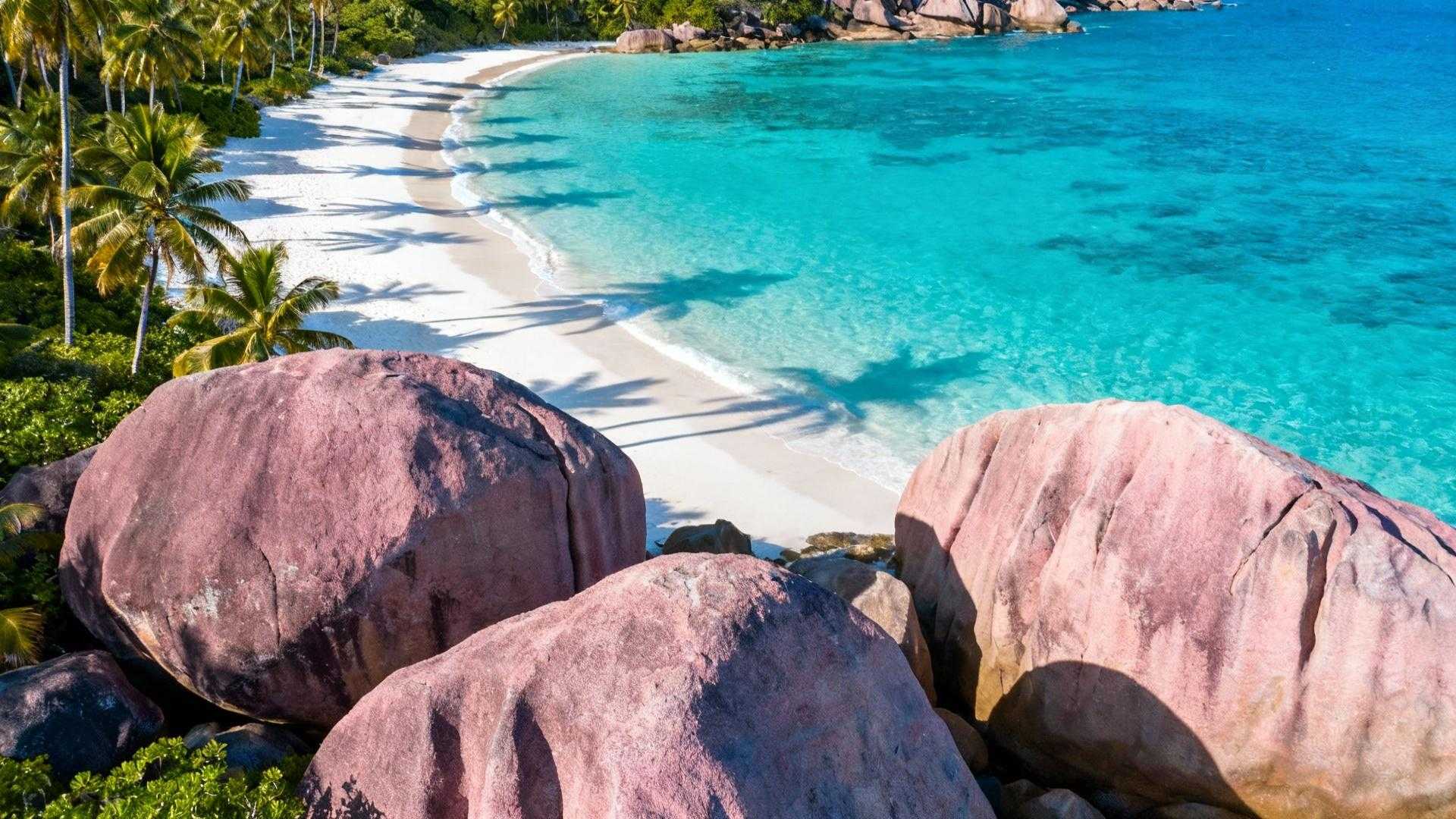 Cette plage des Seychelles aux rochers de 750 millions d'années coûte 40% moins cher que les Maldives
