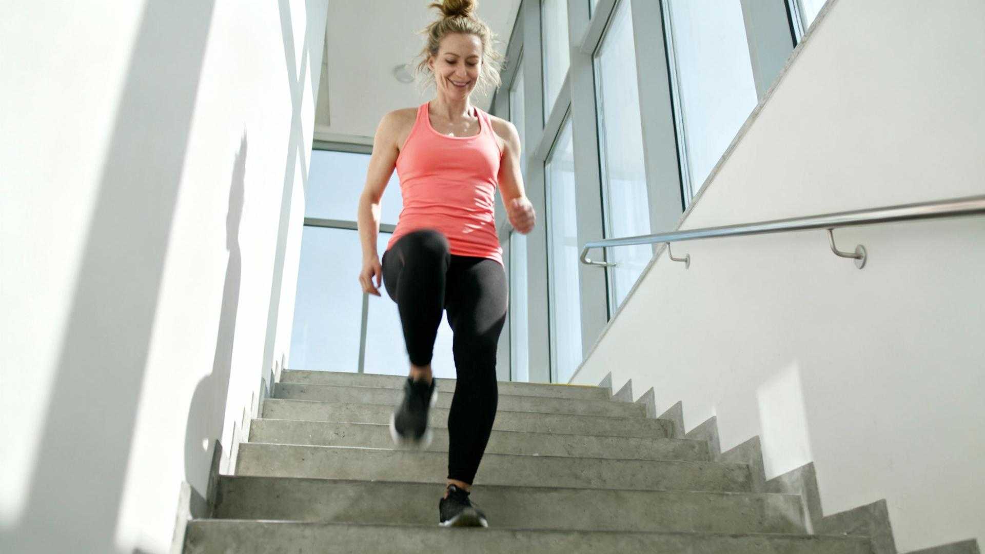6 étages, 3 fois par jour : mon corps a changé en 1 mois sans équipement
