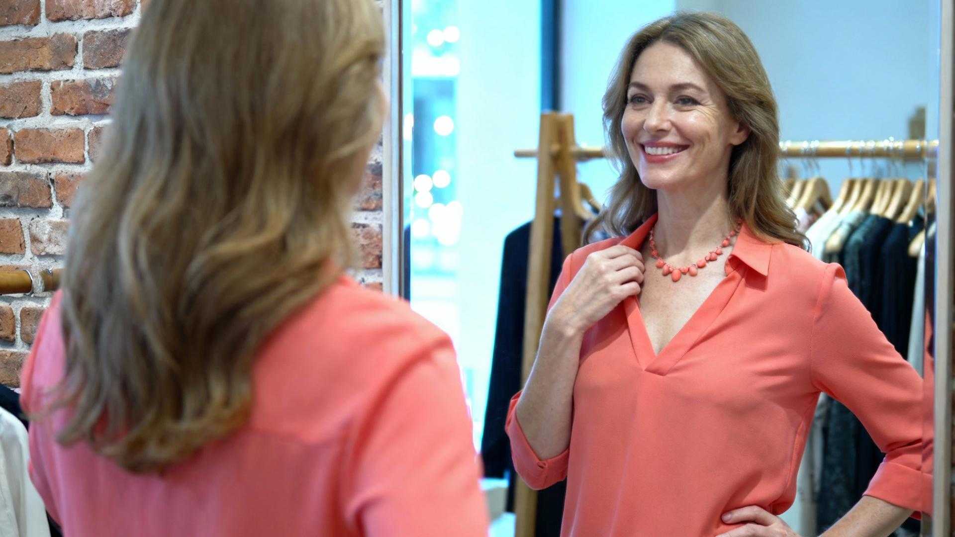 Ce top en V allonge le cou et affine le visage selon 87% des stylistes
