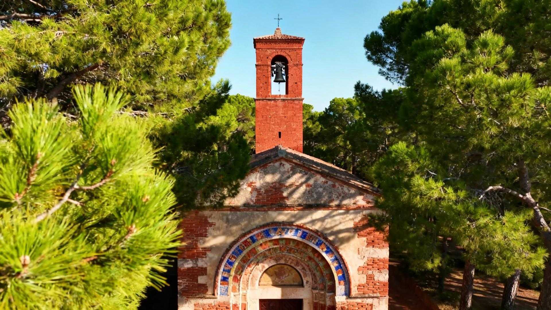 Ce clocher de 800 ans sauvé des sables cache 11 statues que les Landes ont oubliées
