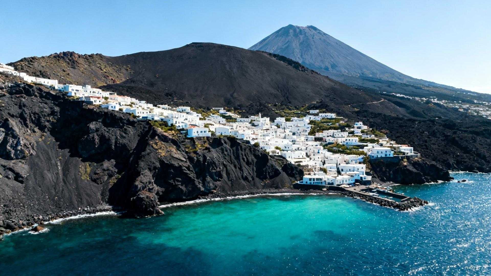 400 habitants vivent sur ce volcan qui explose toutes les 15 minutes depuis 2 000 ans
