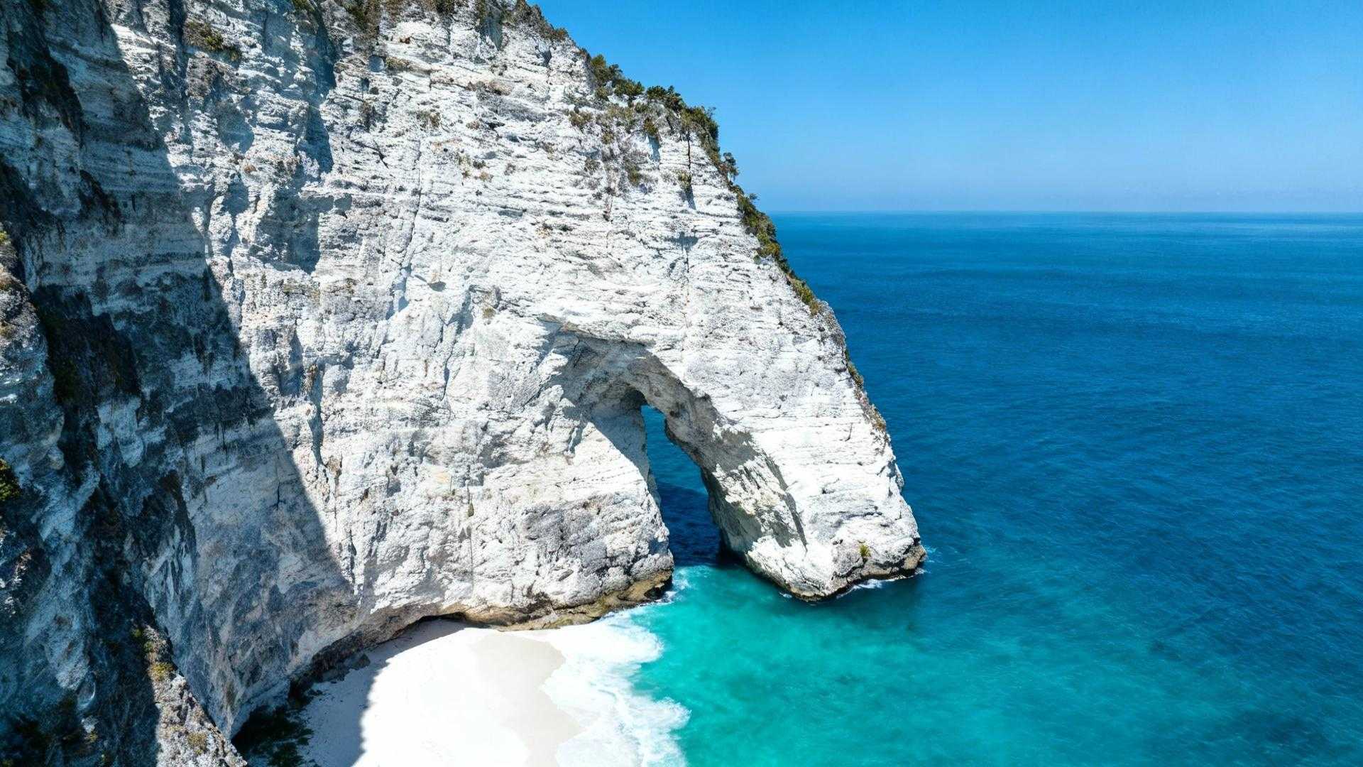 Cette falaise de Nusa Penida coûte 65 centimes — Santorin en demande 80 euros
