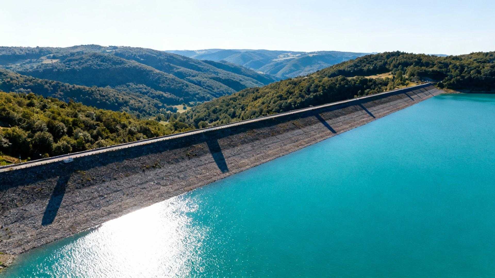 Ce lac de 130 hectares cache une digue de 1,1 km construite en 1830
