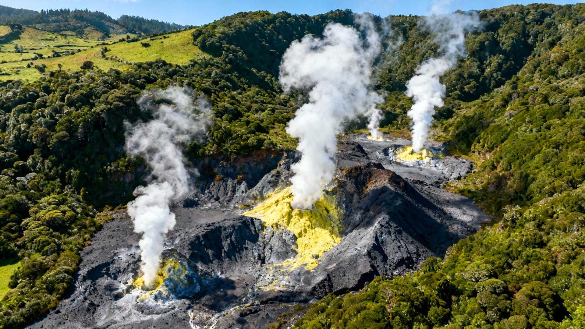 Cette île portugaise de 140 000 habitants survit à 12 catastrophes volcaniques
