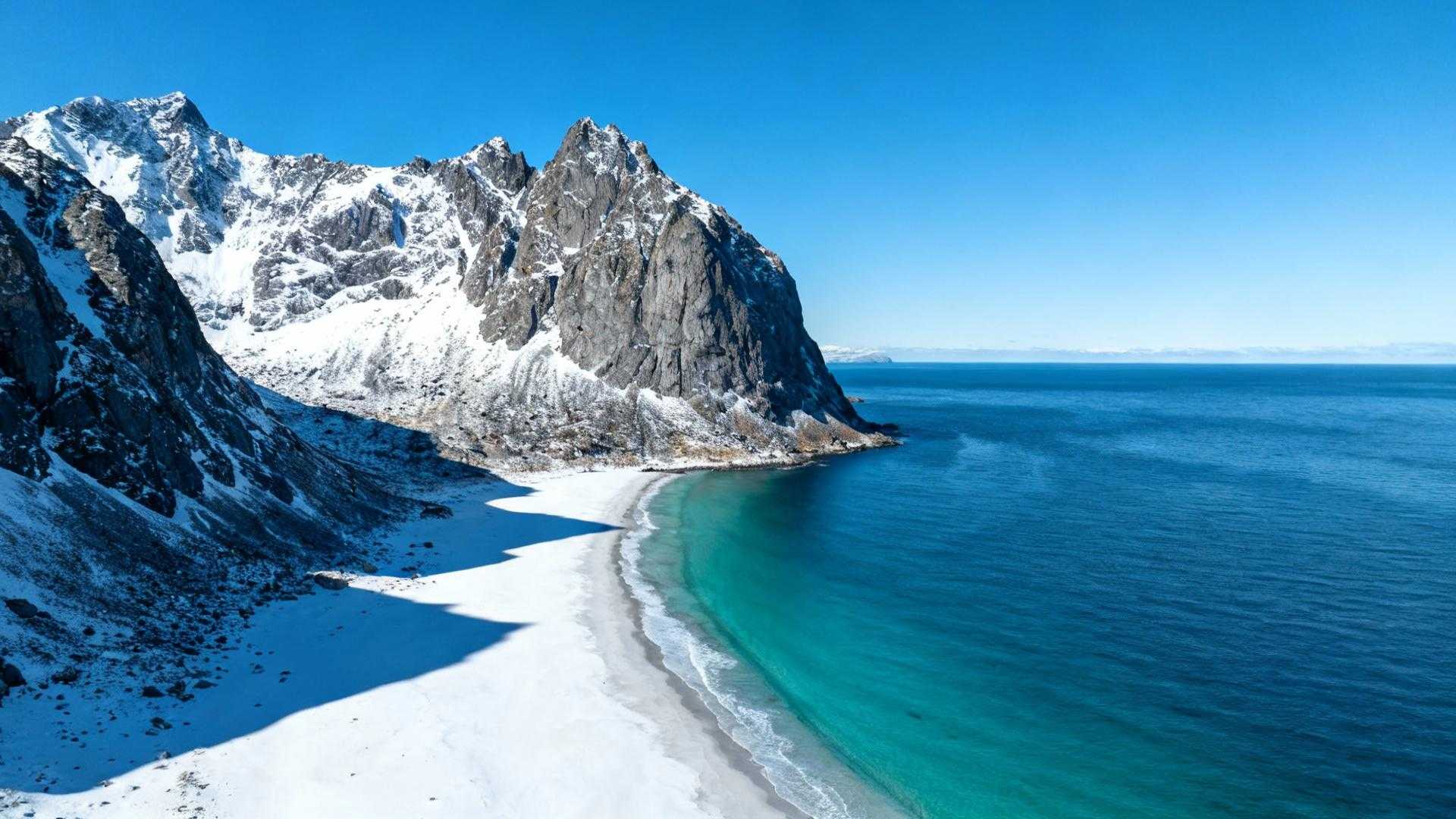 Ce village de 24 000 âmes cache des plages turquoise à 68° nord du cercle polaire
