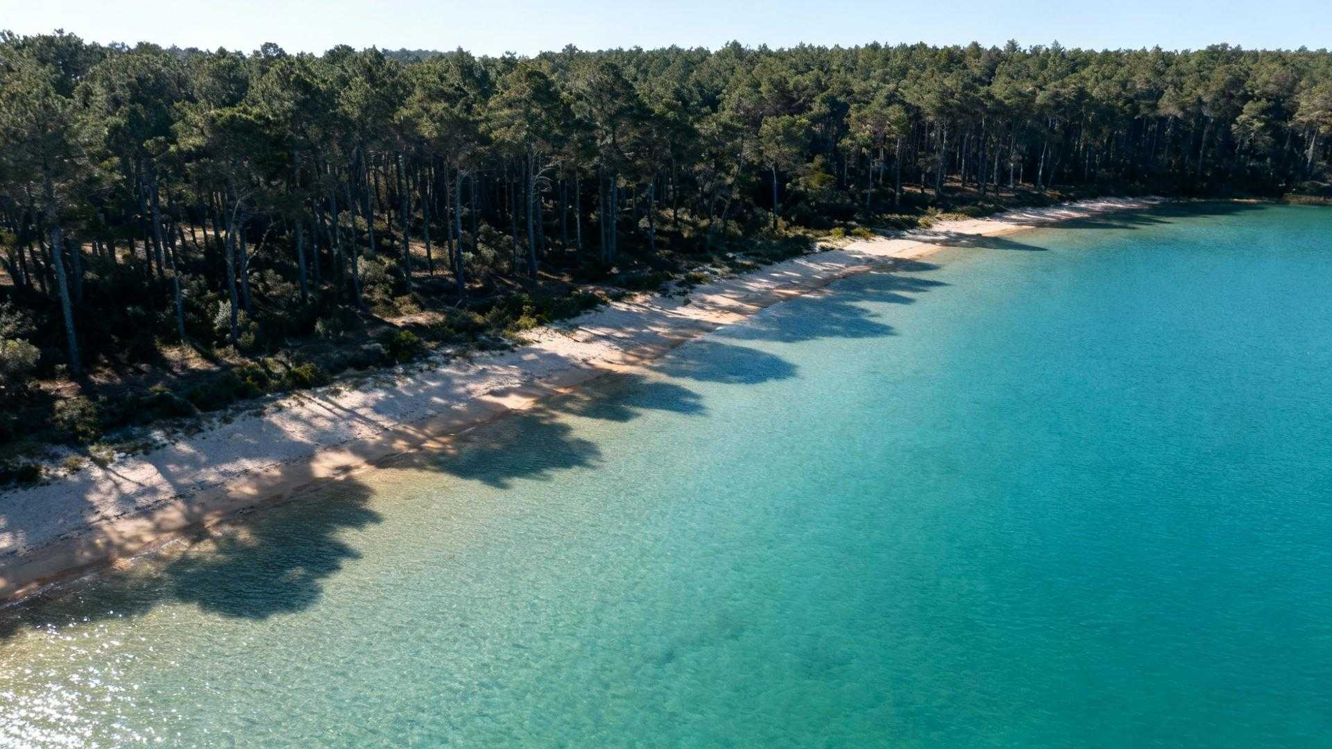 Ce lac de 55 km² cache 5 villages engloutis et 40 pirogues sous 6 mètres d'eau
