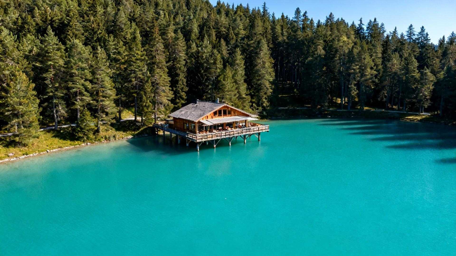 Cette lagune de 790 hectares cache le seul restaurant sur pilotis de Corse
