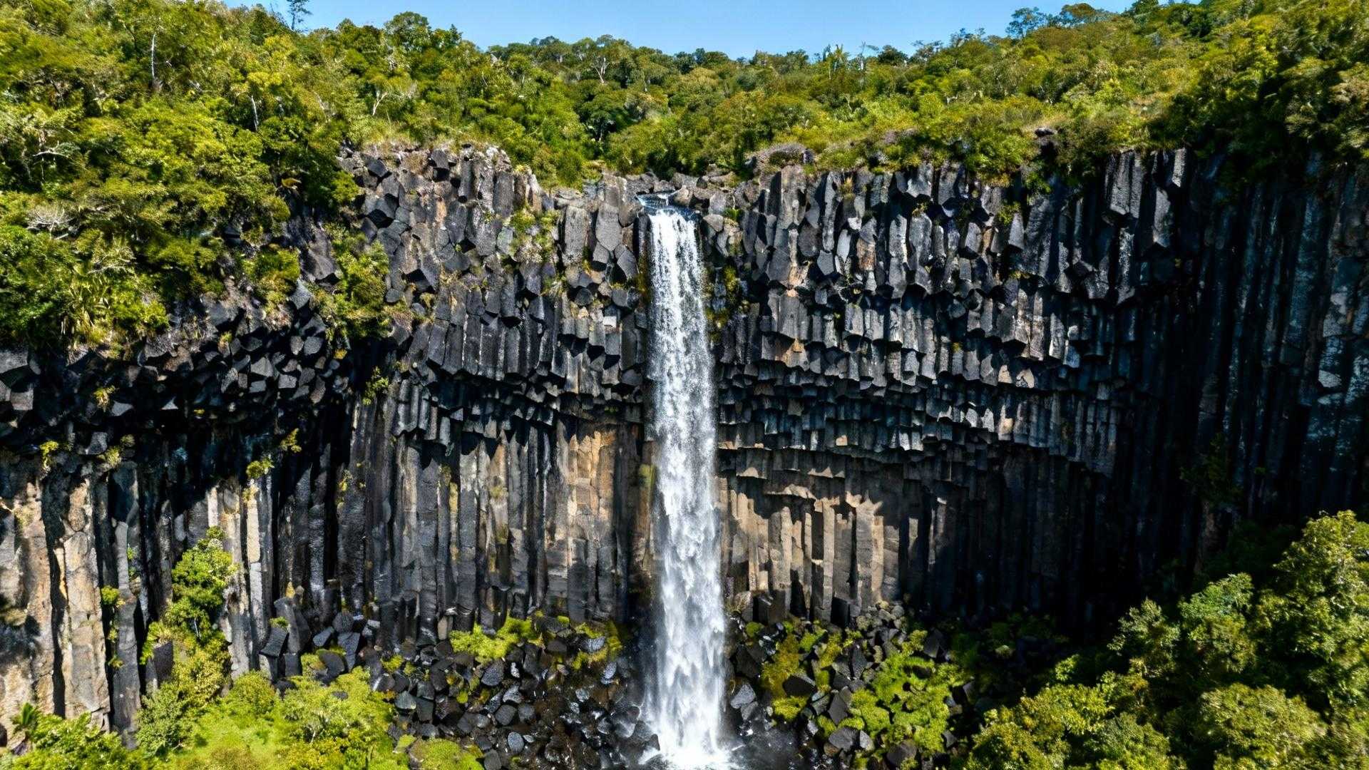 Dix minutes de marche pour toucher 9,5 millions d'années de basalte noir
