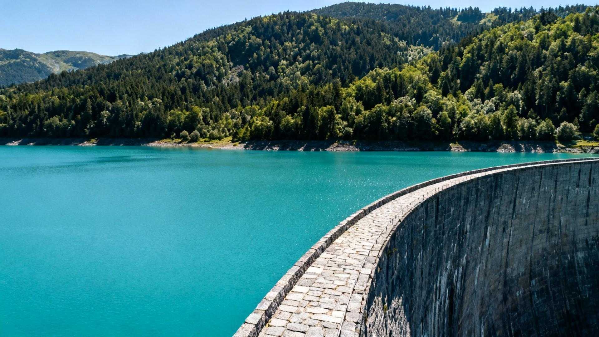 Ce barrage de 267 mètres cache des moulins engloutis depuis 1858
