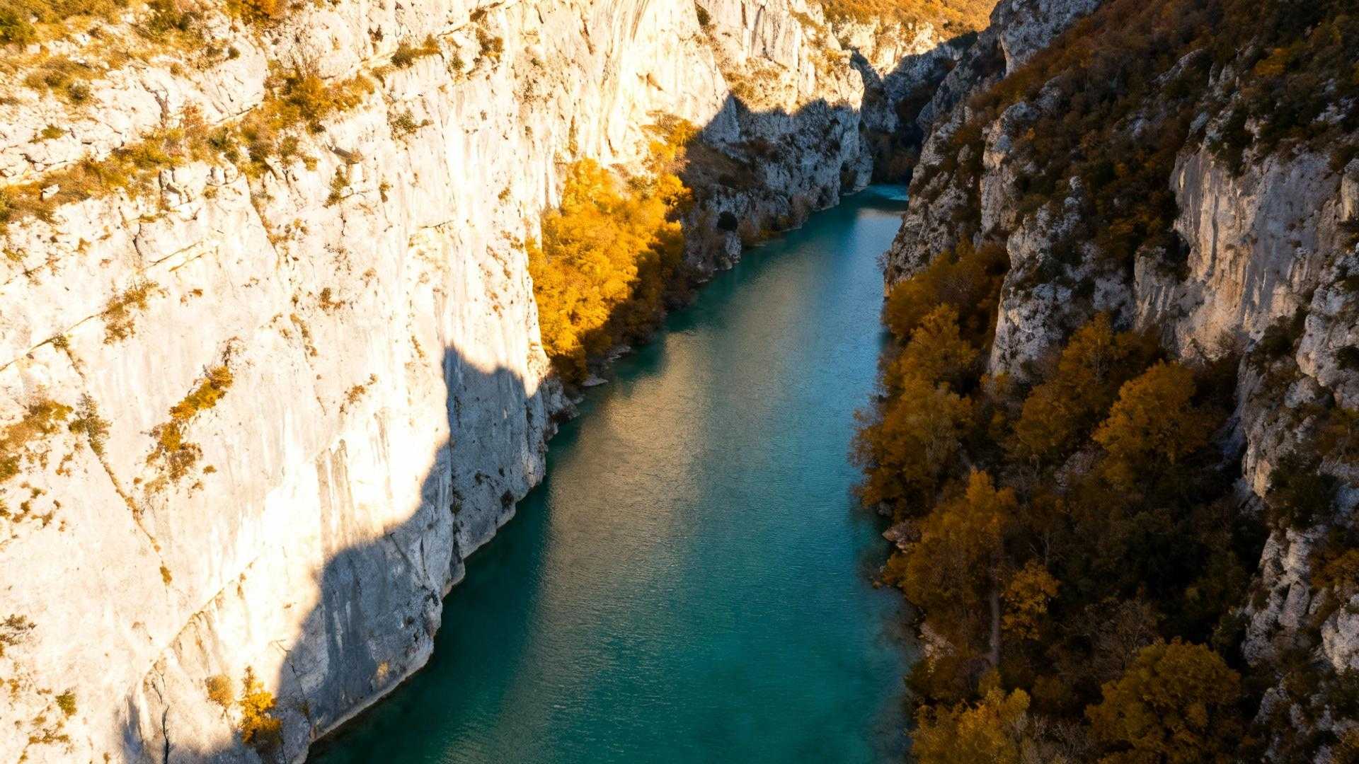 À 50 km de Lyon, cette rivière turquoise se révèle seulement 2 heures par jour

