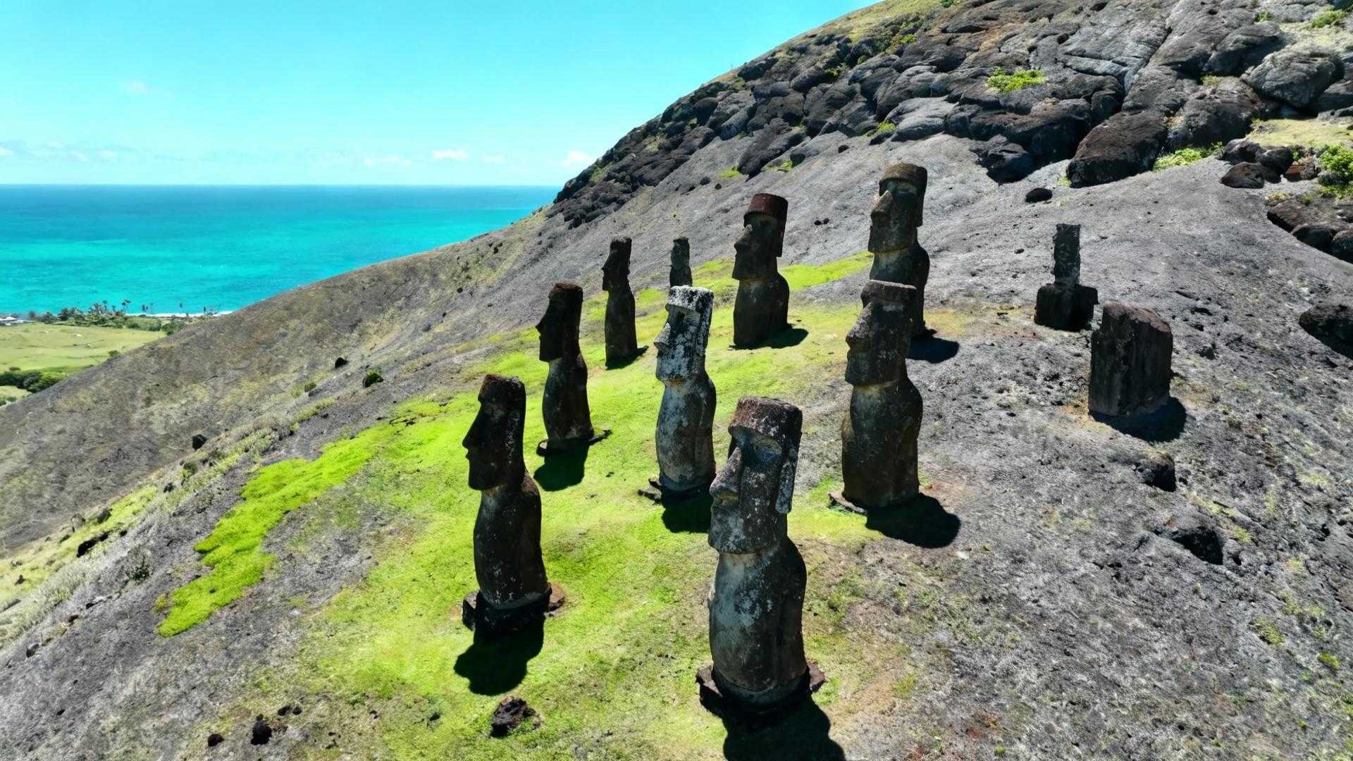 887 géants de pierre sur 163 km² : cette île chilienne garde le secret mondial
