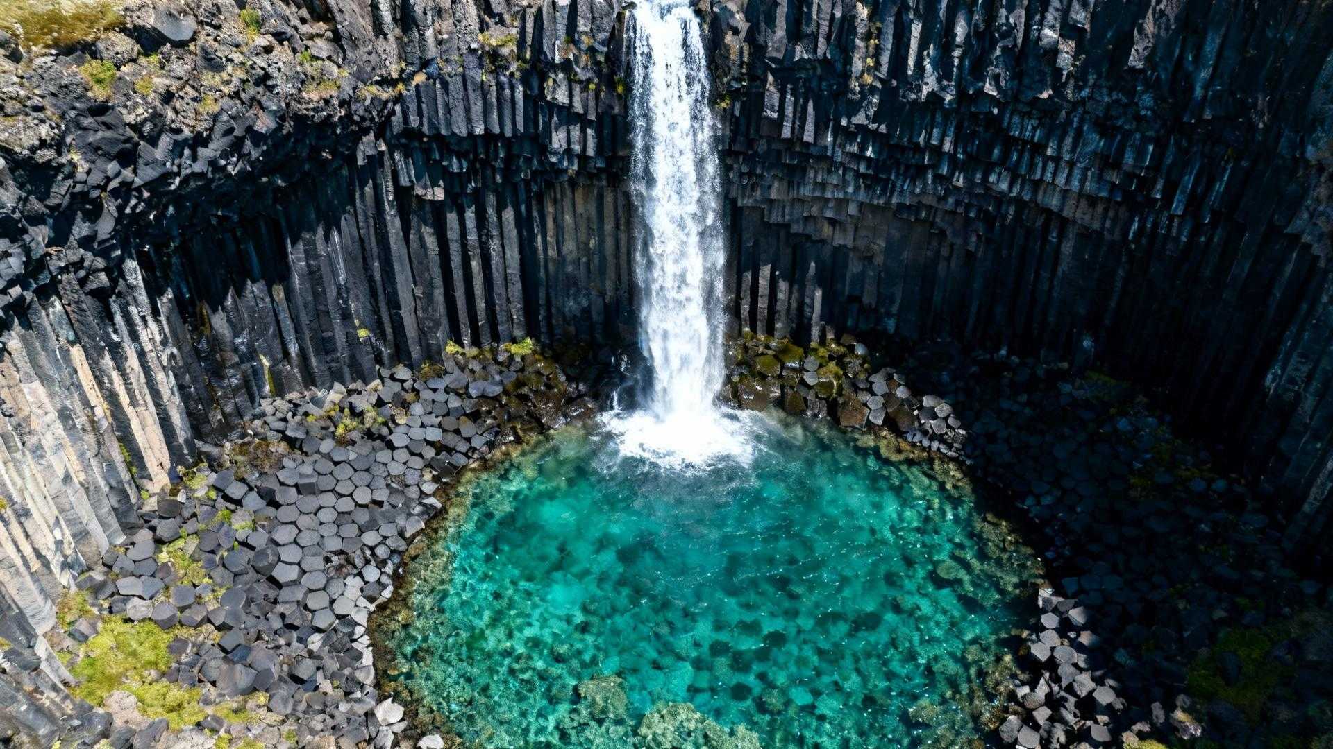 Ce village de 100 habitants cache une cascade de 20 mètres sur orgues de lave
