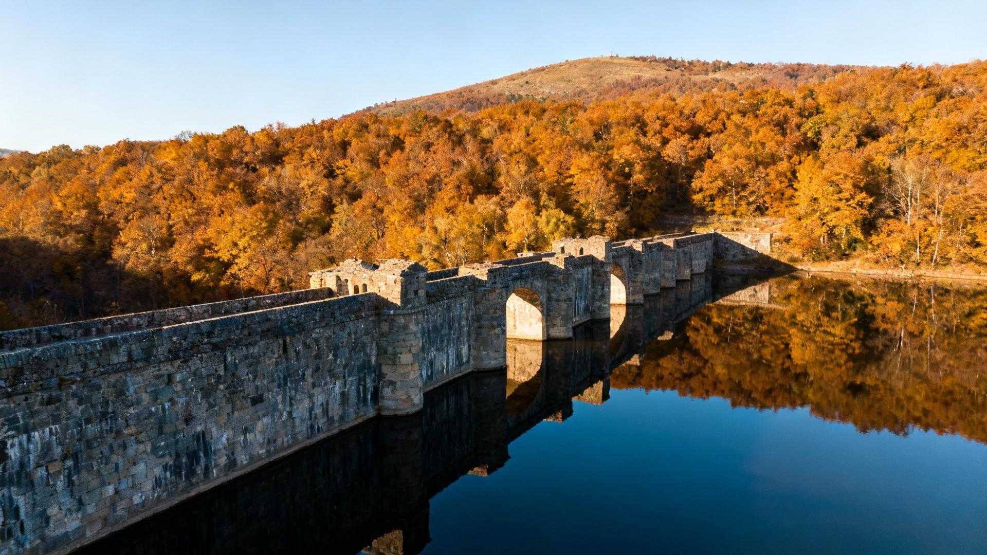 Cet étang de 80 hectares cache 3 siècles de forges à 45 km de Rennes
