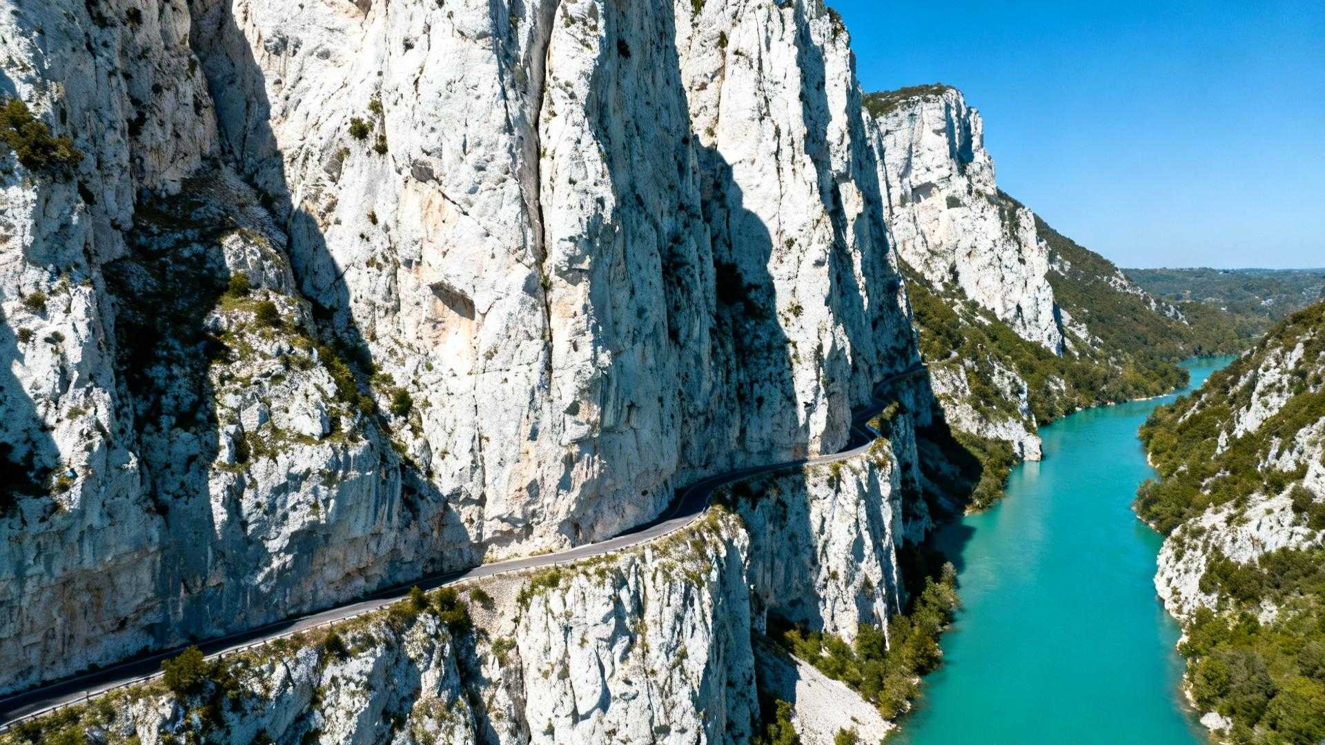À 110 km de Lyon, ces falaises de 400 mètres attirent cinq fois moins de monde que le Verdon
