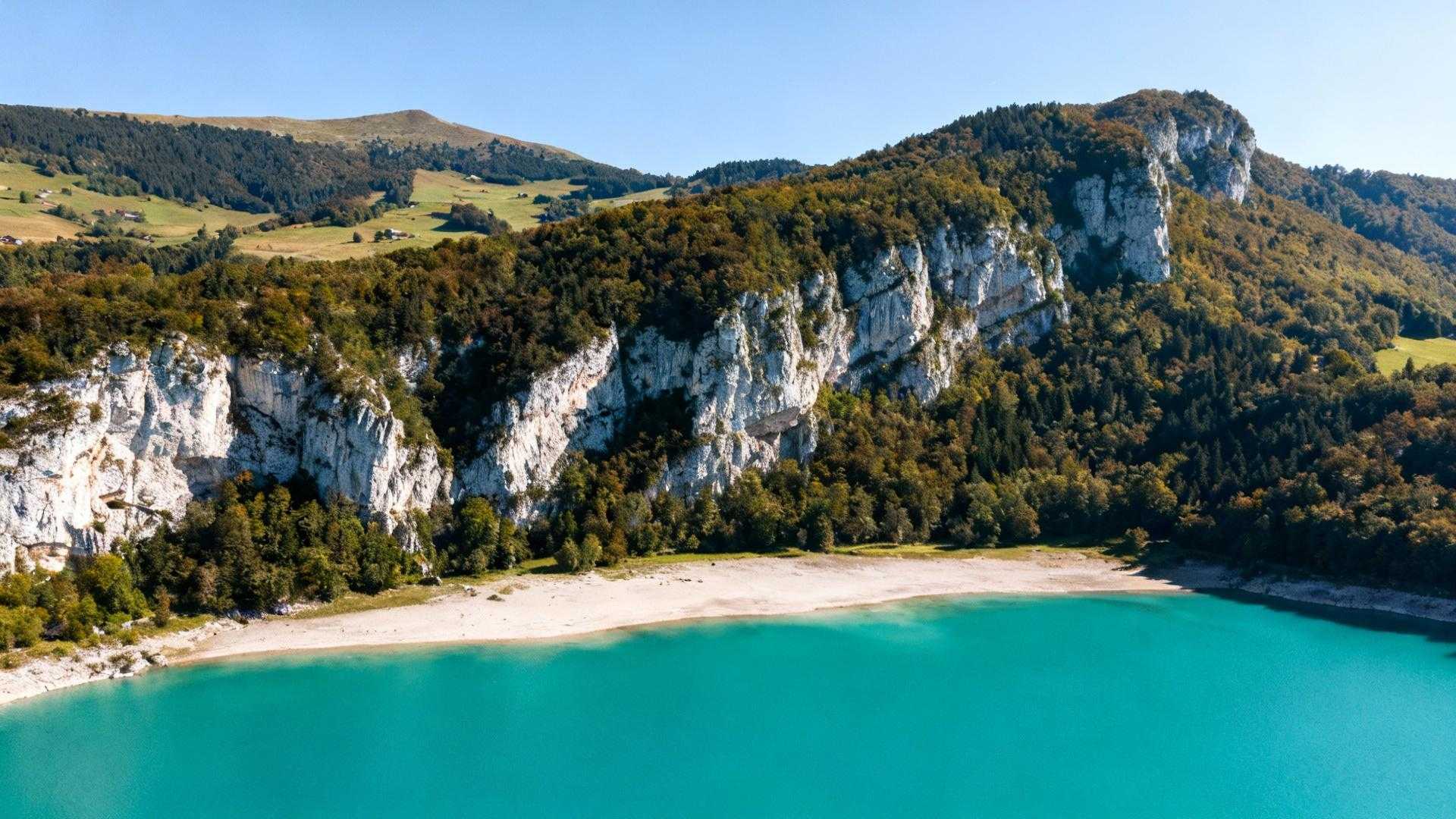 Ce lac de 370 hectares aux confins de l'Ain et du Jura que même Lyon ignore
