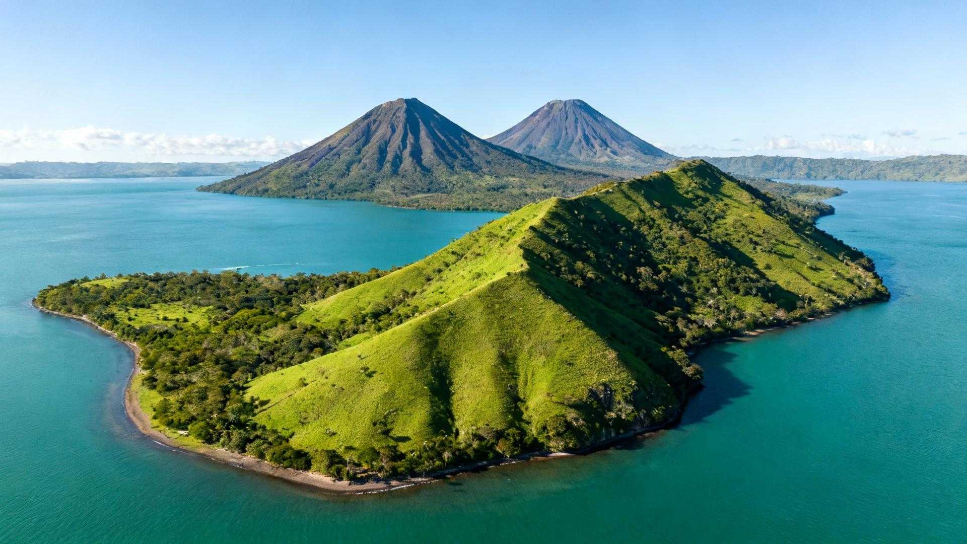 Ce lac de 8 264 km² cache deux volcans – l'un actif depuis 2010
