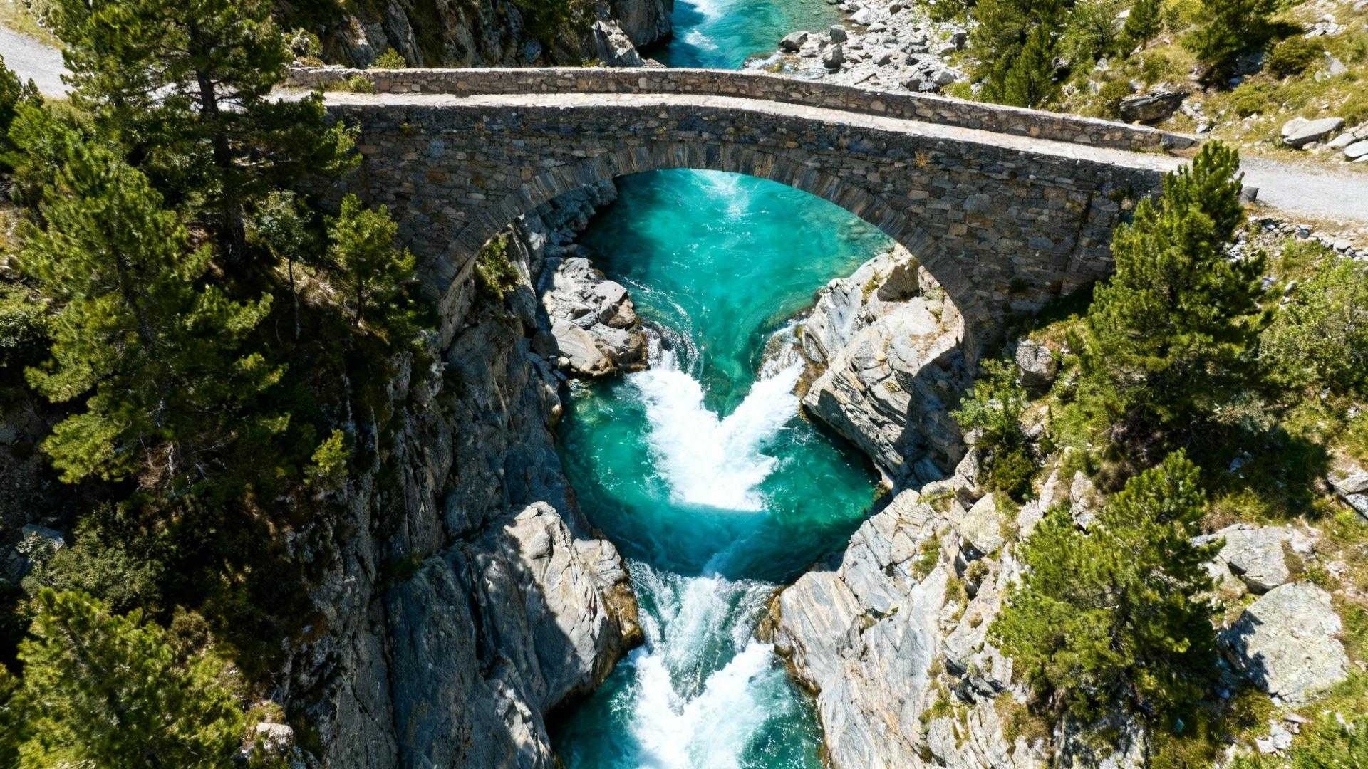 Cette cascade de 1 496 mètres cache trois gaves et un pont à mines de 1886
