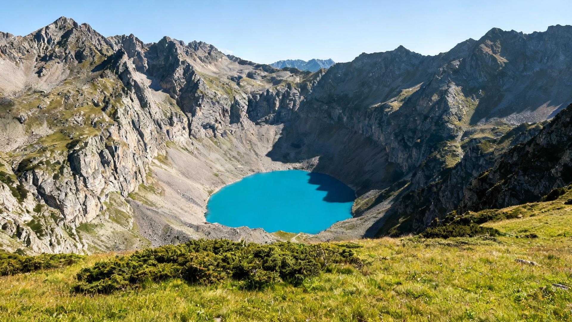 Ce lac de 51 hectares cache 135 mètres de profondeur que même les Alpes ignorent
