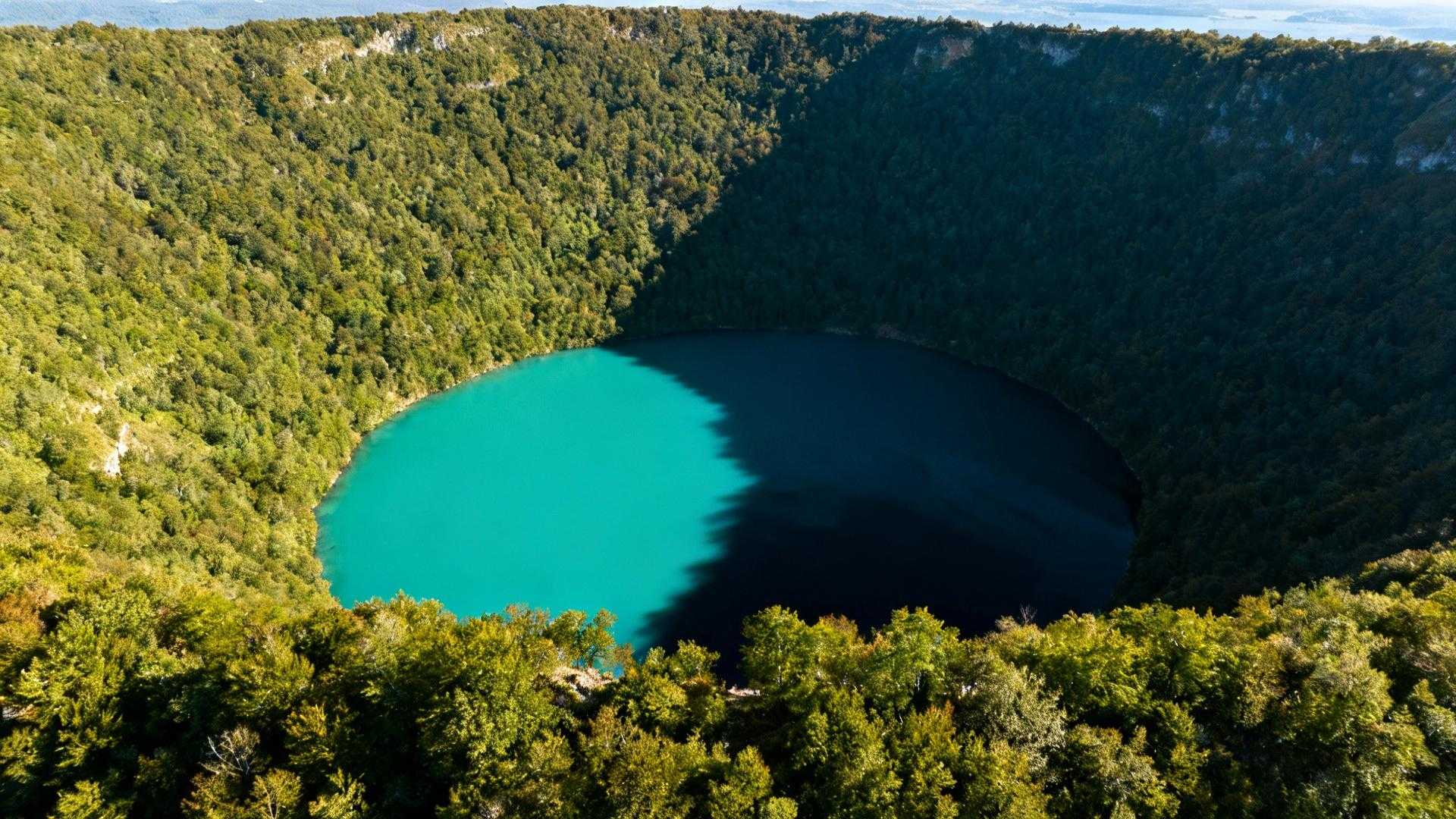 Ce lac de 6 900 ans cache 92 mètres de profondeur que même les Alpes ignorent
