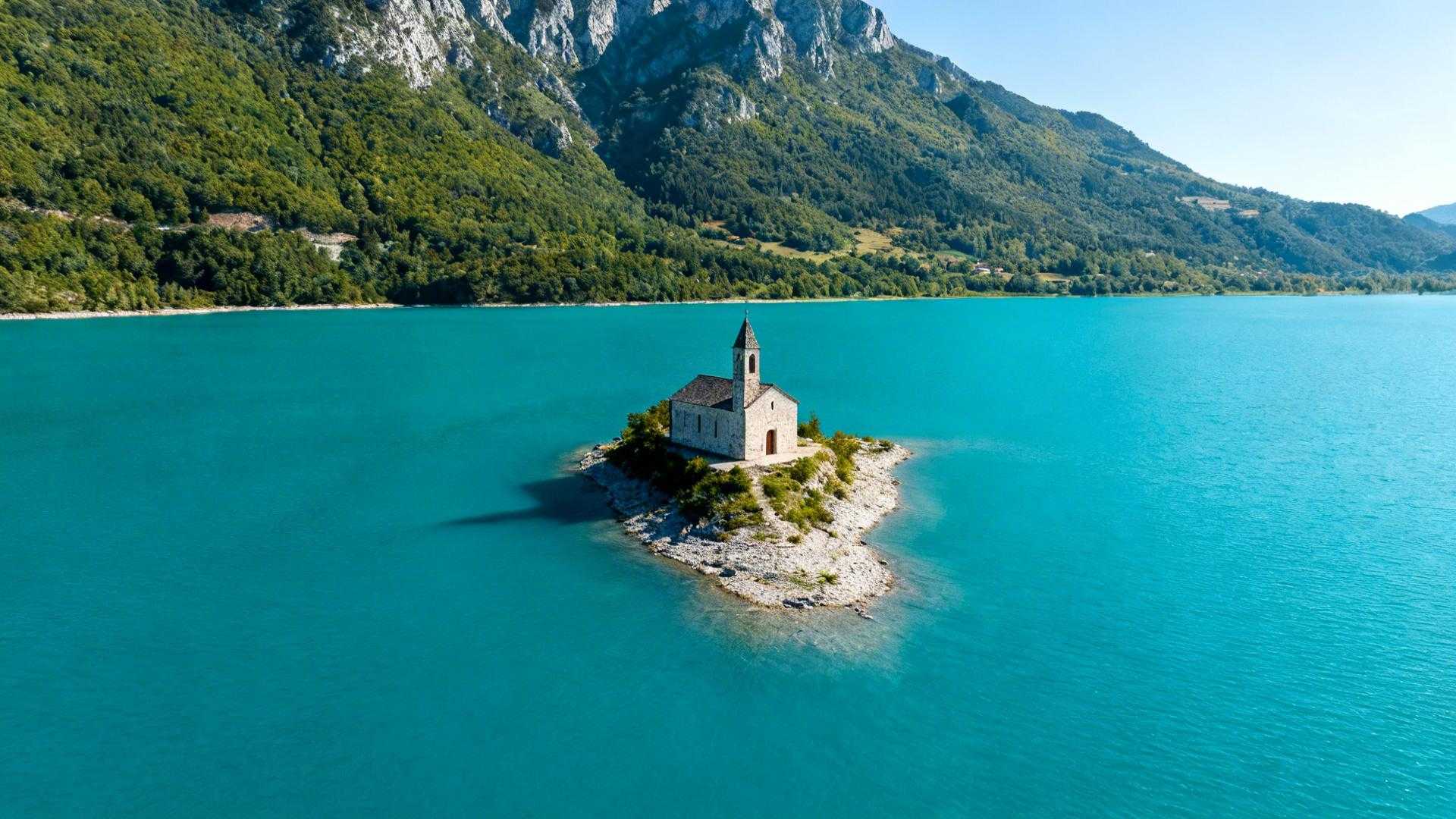 Ce lac de 28 km² cache 417 maisons sous ses eaux turquoise depuis 1961
