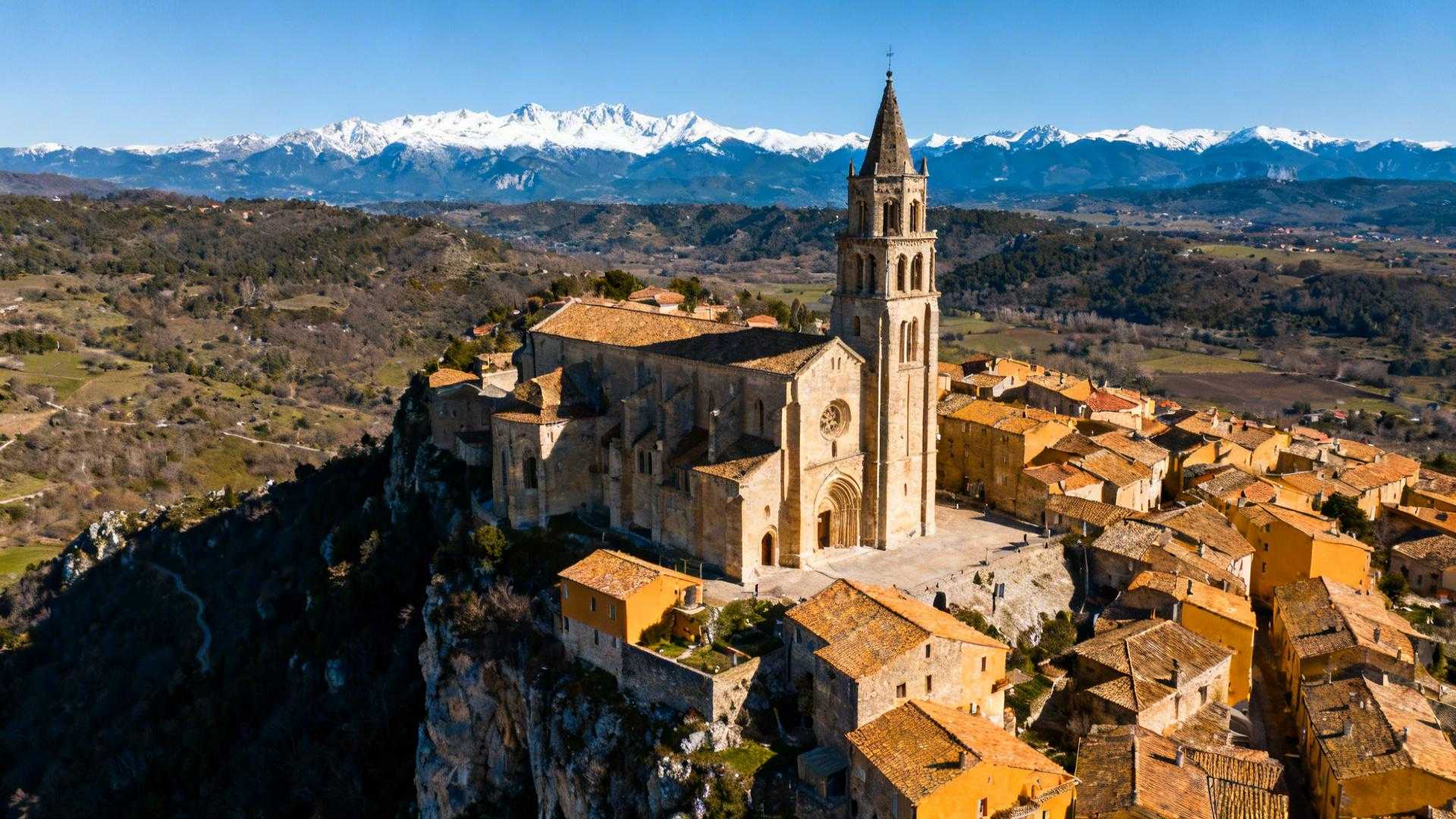 Ce village de 200 âmes garde une cathédrale UNESCO et des concerts de Bach sous les Pyrénées