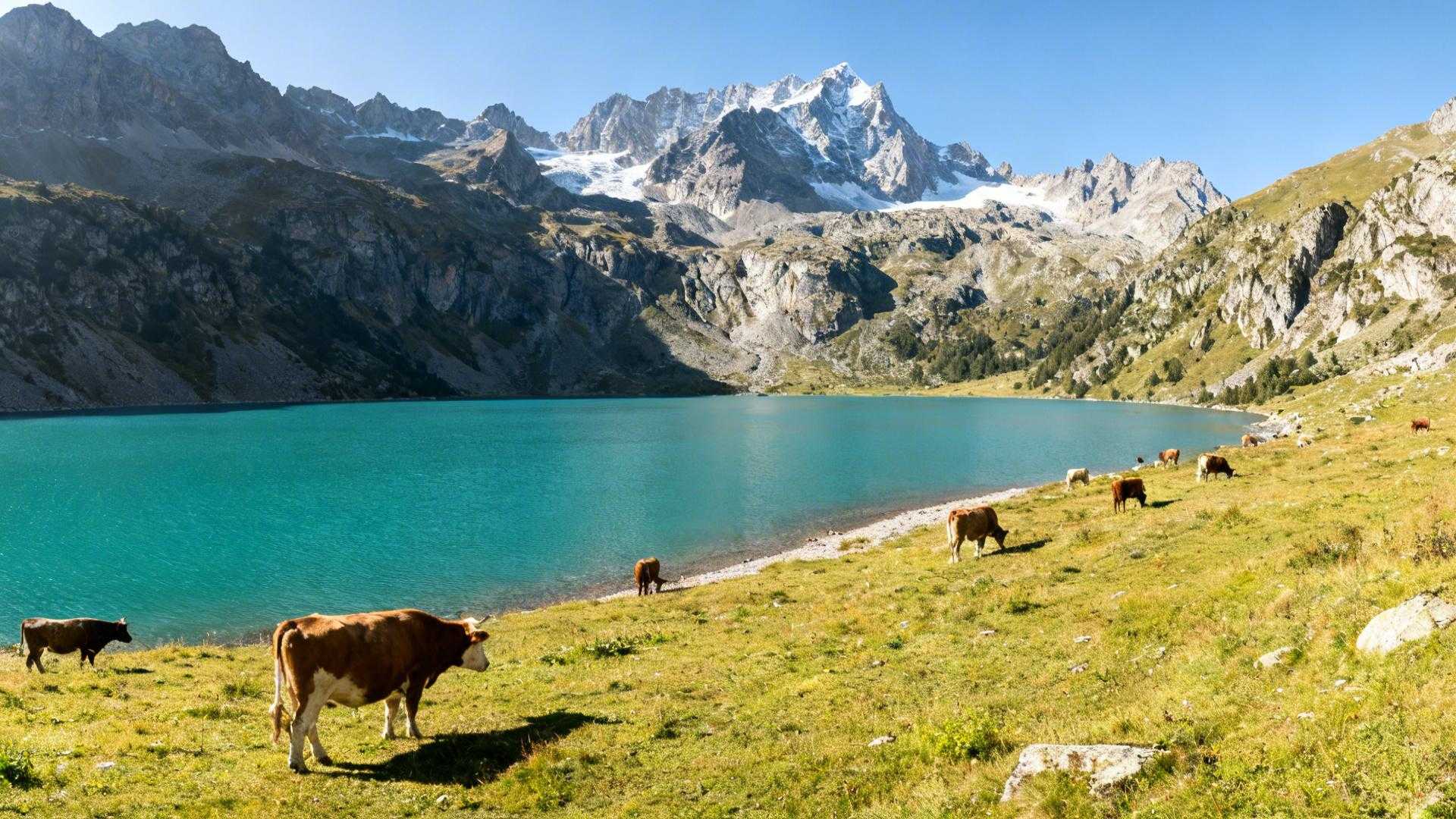 Ce lac des Pyrénées coûte 65 € quand la Suisse facture 250 € la nuit