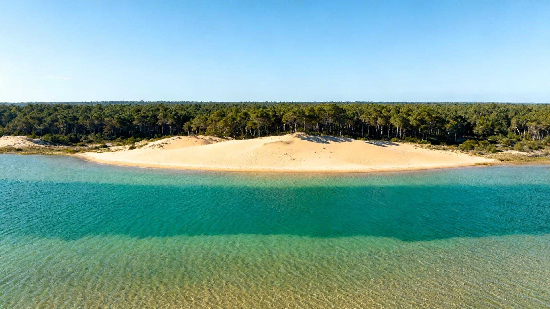 À 65 km de Bordeaux, ce lac de 5 670 hectares coûte moitié prix de l'océan