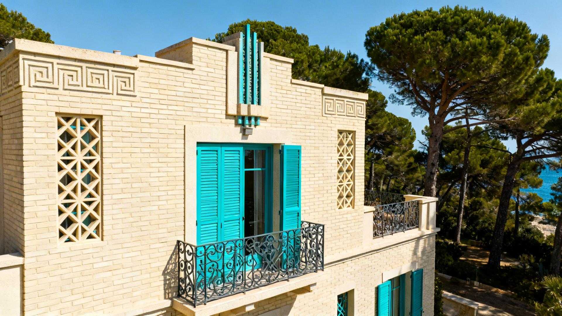 Ce port de 5 000 habitants garde 21 monuments classés que Deauville n'a pas