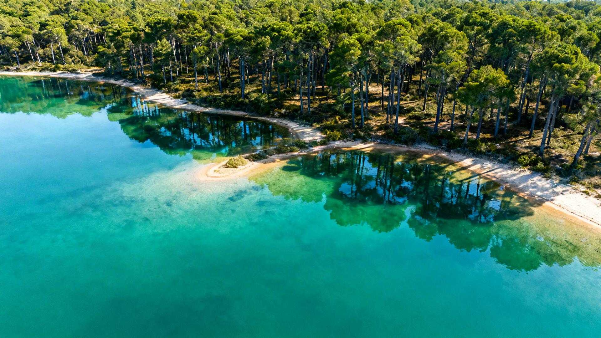 Ce lac de 62 km² cache des hydravions américains depuis 1917