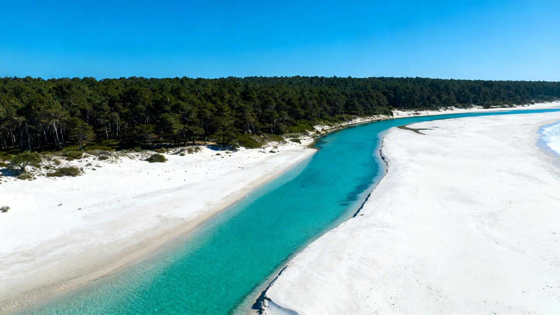 À 110 km de Bordeaux, ce fleuve traverse 7 km de plage atlantique sauvage