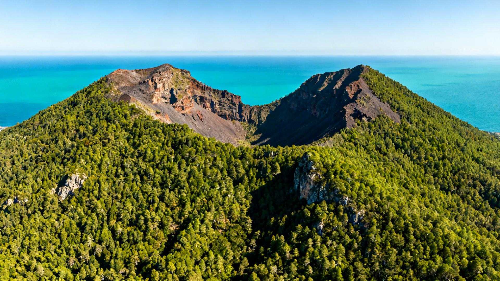 962 mètres et 2 300 habitants – cette île italienne reste la seule verte des Éoliennes