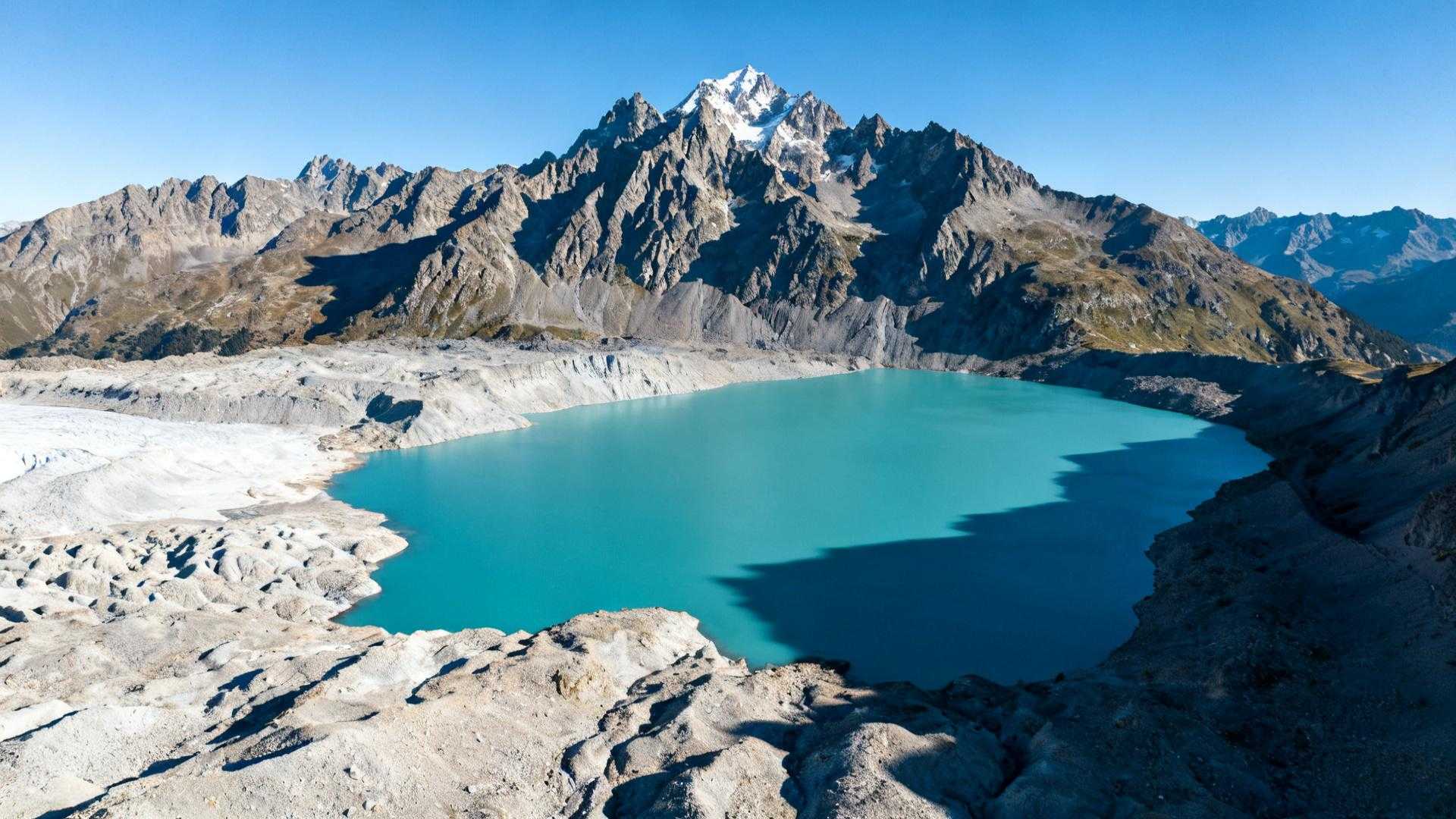 À 2 016 mètres, ce lac artificiel de 149 hectares reste le plus haut accessible des Pyrénées