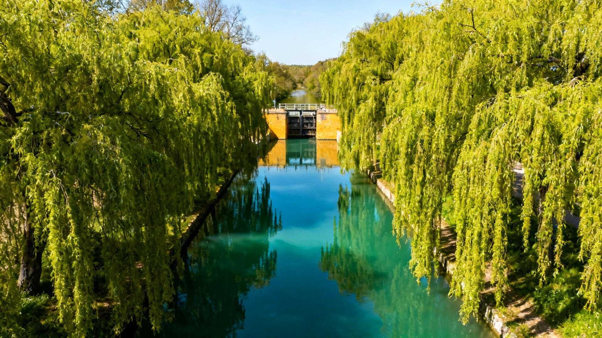 324 km de canal dans 2,70 m de large : le géant étroit que Paris ignore à 2h30