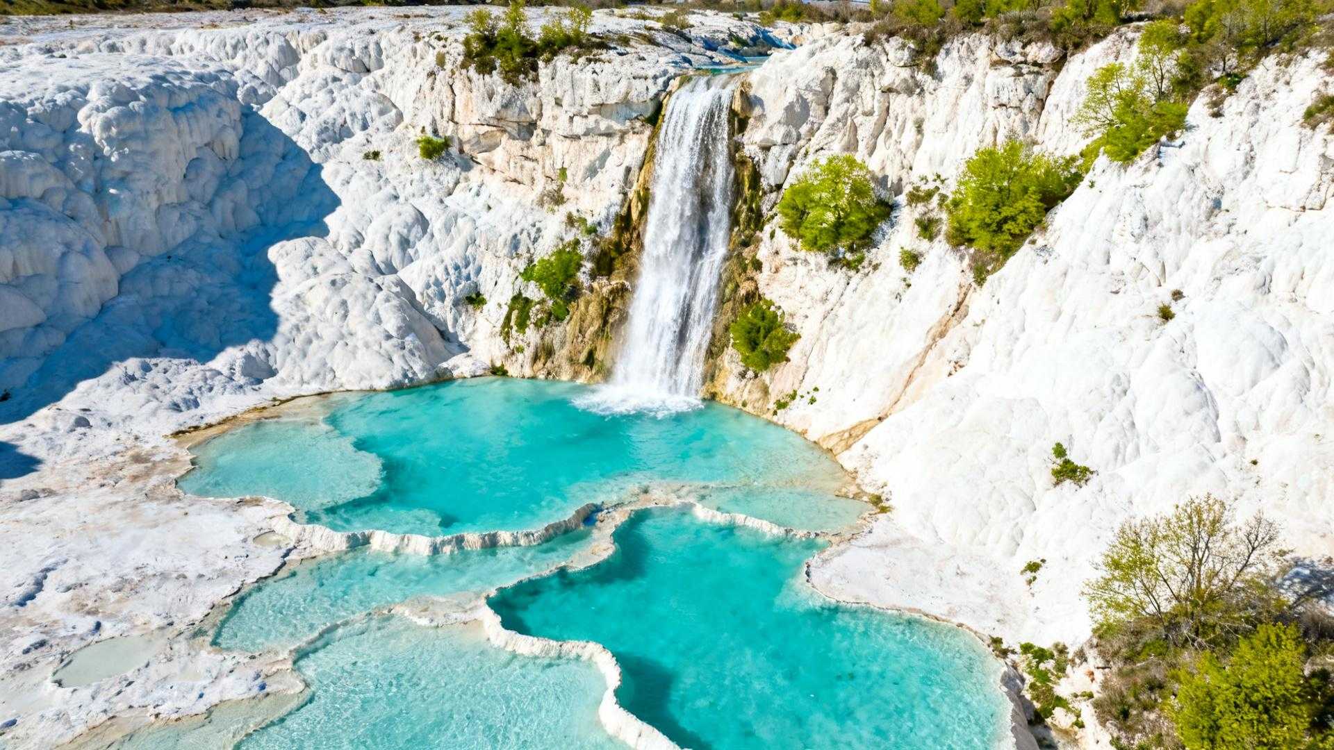 Cette cascade ardéchoise de 20 mètres ne coule que 2 à 3 fois par an
