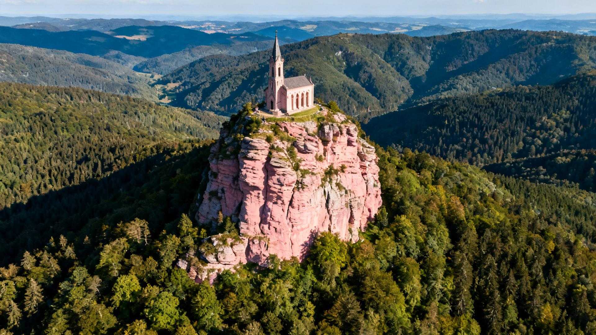 À 38 km de Strasbourg, ce rocher rose de 664 mètres coûte 2€ contre 14€ au Haut-Koenigsbourg