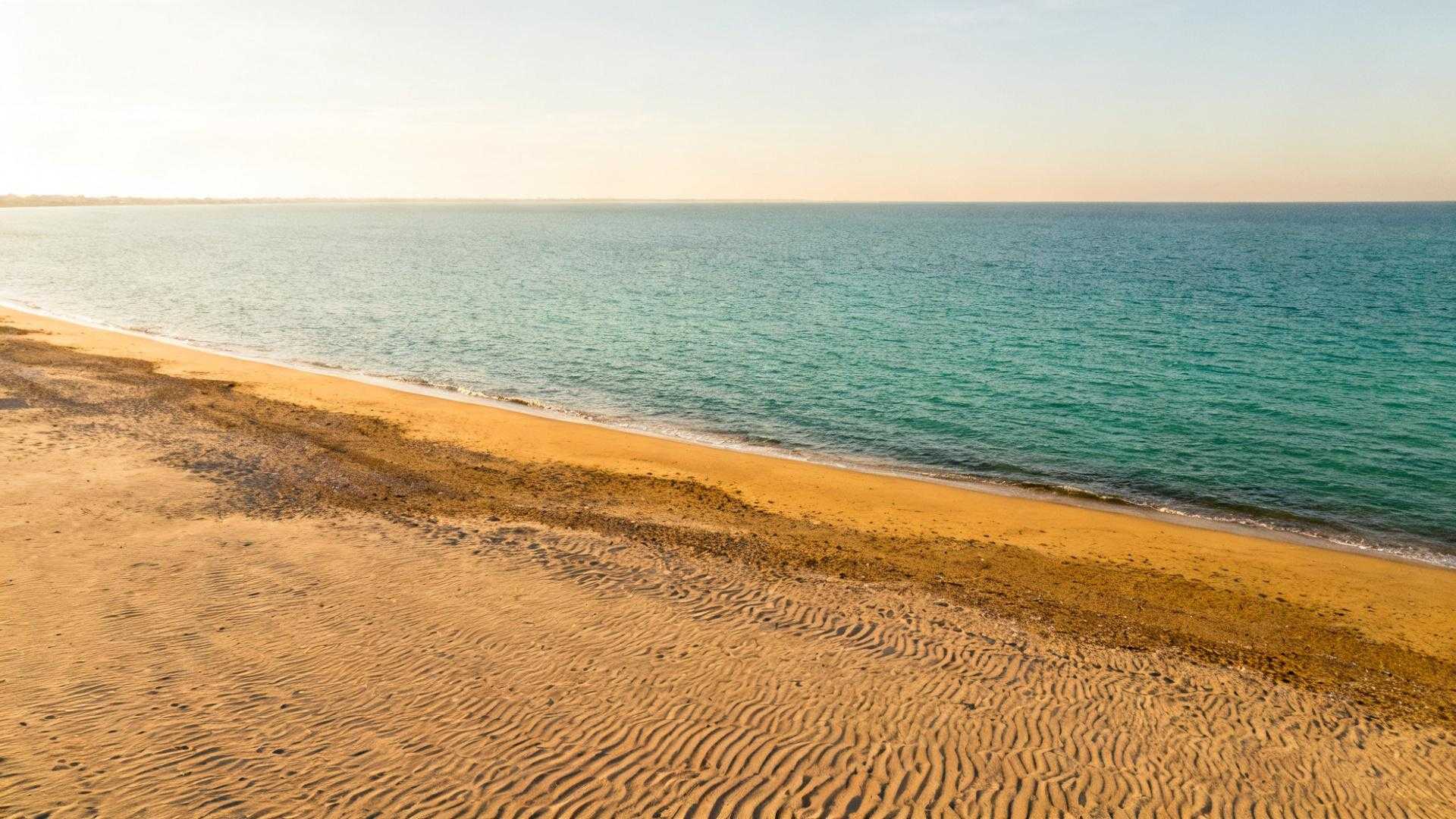 Oubliez Montpellier – cette plage de 7 km reste à 21°C sans les parasols