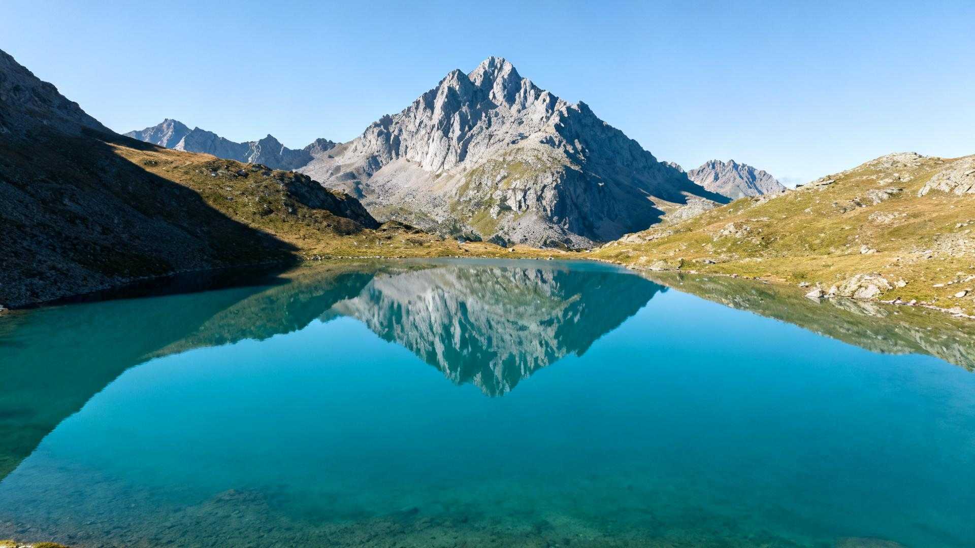 Ce lac alpin à 2 016 mètres coûte 60 € la nuit quand Annecy facture 150 €