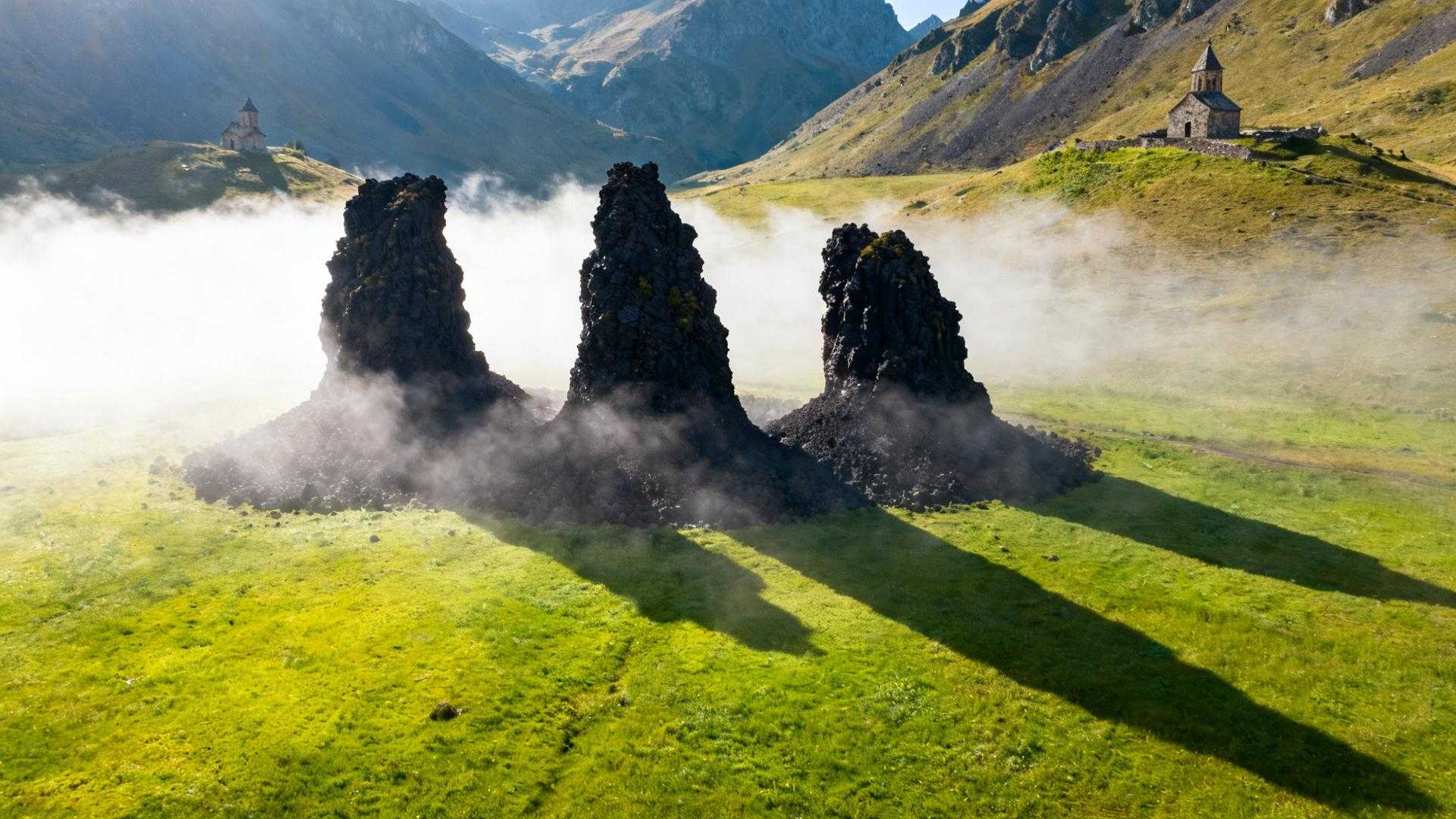 Ce village de 1 965 âmes cache 3 rochers volcaniques vieux de 3 millions d'années