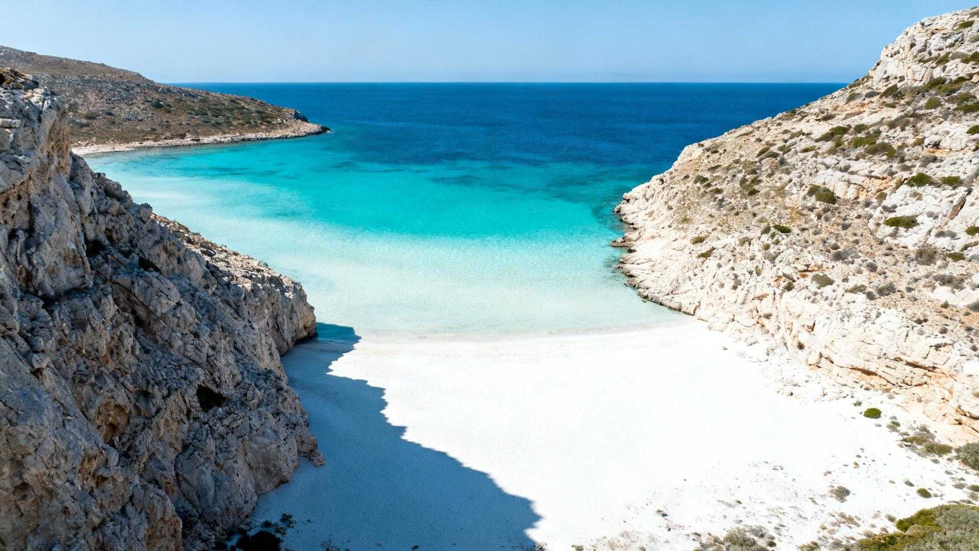 La Crète coûte 120 € la nuit quand Santorin facture 450 € – même turquoise