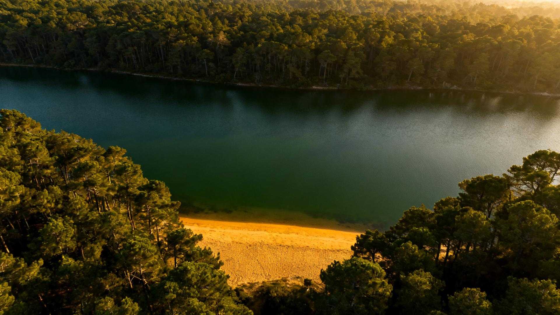 Ce lac de 1 985 hectares coûte 60 € la nuit quand Annecy facture 140 €