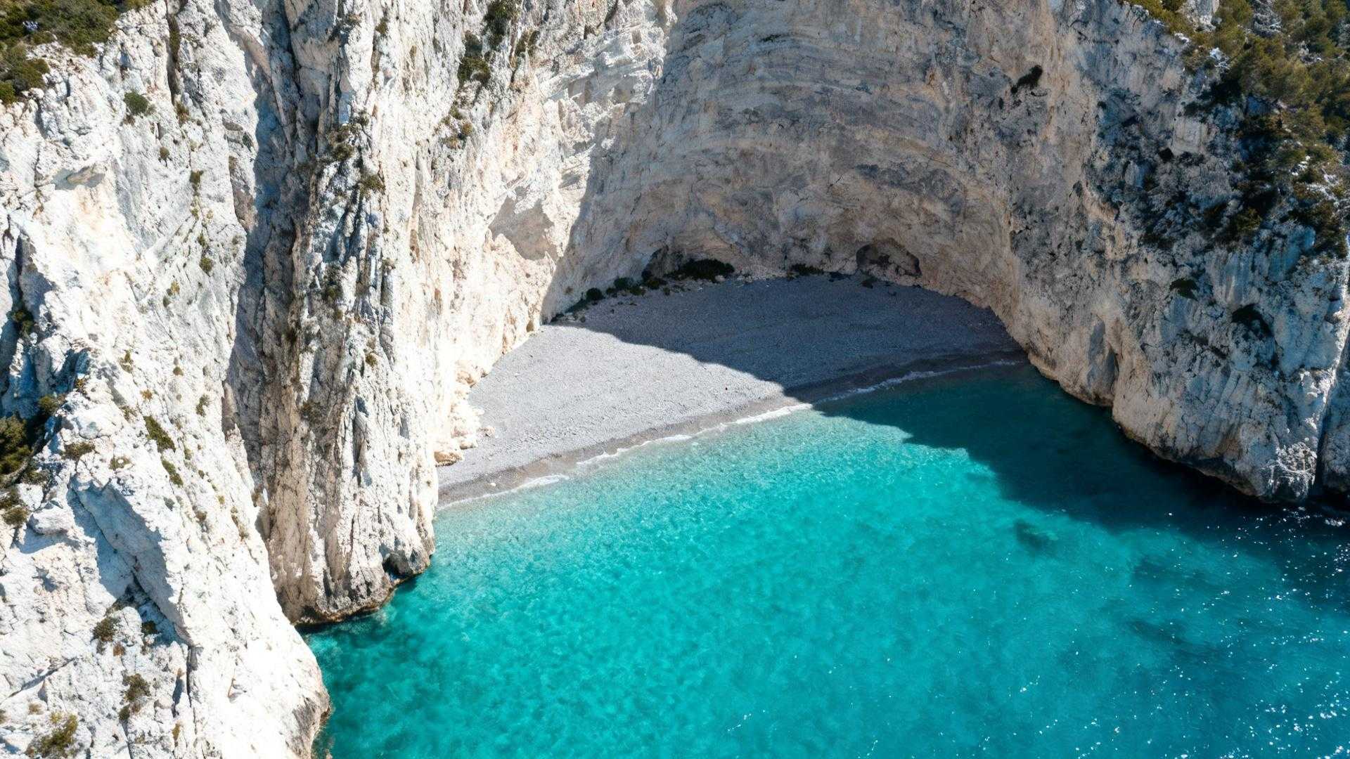 Cette plage de galets à 2h de Marseille coûte 240 € quand Santorin facture 900 €
