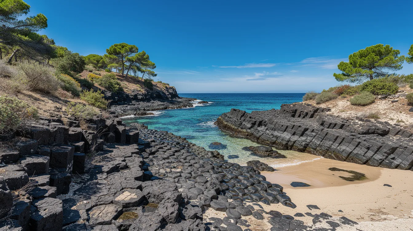 Sur le littoral du Var, cette plage garde les traces d’un volcan de 6 millions d’années