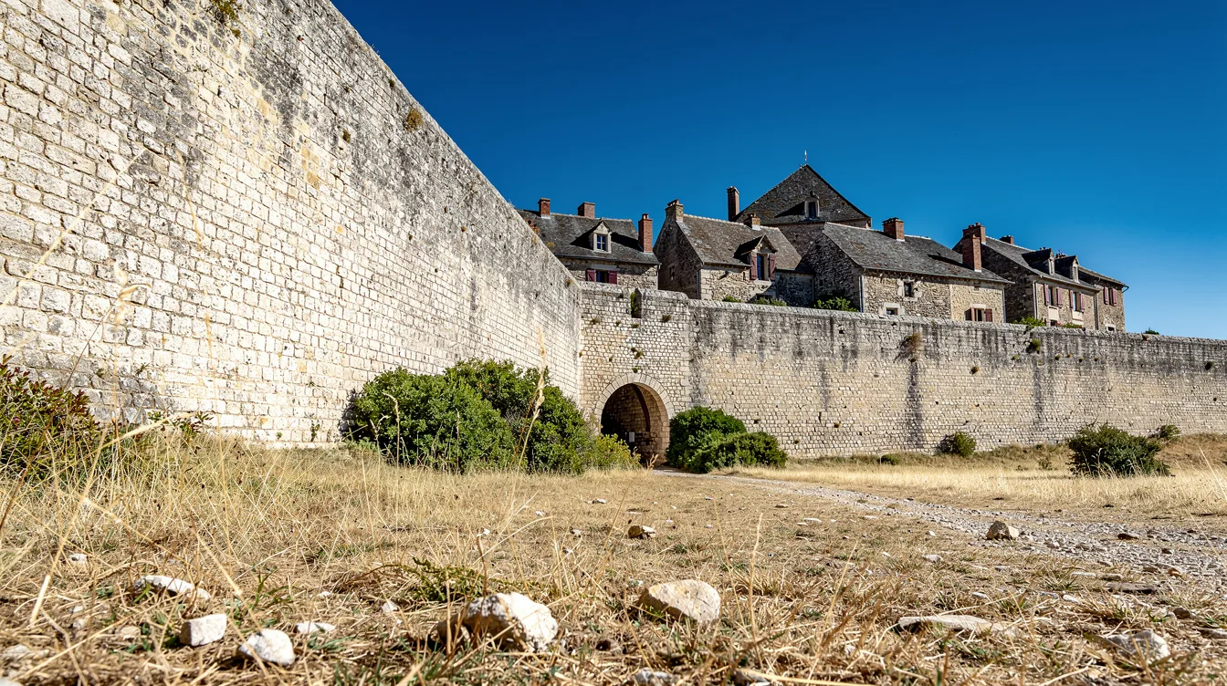 Sur le Larzac, des remparts du XVe siècle encerclent encore un bourg médiéval