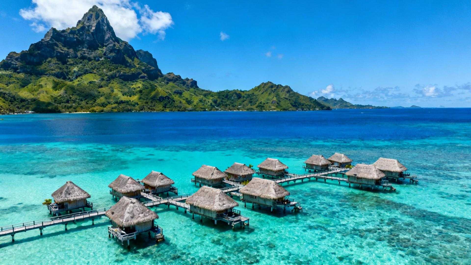 Een overwaterbungalow in Bora Bora kost € 2.300 per nacht. Dezelfde turquoise lagune, koraalriffen en zonsondergang bereik je met € 645 per nacht in Moorea plus een dagtrip van € 240. Het verschil van 230 kilometer scheelt je € 10.050 voor vijf nachten. Moorea ligt 17 kilometer van Tahiti. Een ferry brengt je er in 30 minuten voor € 16. Bora Bora vraagt een vlucht van 50 minuten en € 290. De € 2.100 Polynésie-vergelijking: Bora Bora versus Moorea Het InterContinental Bora Bora rekent € 2.125 per nacht voor een overwatervilla. Het Sofitel Moorea vraagt € 710 voor een vergelijkbare overwater bungalow. Beide kijken uit op spitse bergen en turquoise water. Een vijfdaagse trip naar Bora Bora kost € 14.820 voor twee personen. Hetzelfde budget geeft je zeven nachten in Moorea met dagtrips naar Bora Bora. Je ziet Mount Otemanu's 727 meter hoge piek, snorkelt dezelfde koraalriffen en proeft poisson cru. De Four Seasons Bora Bora vraagt € 2.530 per nacht. Dit Cubaanse eiland van 125 hectare biedt vergelijkbare luxe voor een fractie van de prijs. Wat € 645 per nacht op Moorea je werkelijk geeft Moorea's 134 vierkante kilometer is vier keer groter dan Bora Bora. Mount Rotui torent 912 meter uit boven de lagune. Mount Tohivea bereikt 1.207 meter. Visuele identiteit: turquoise lagune plus bergpieken Cook's Bay snijdt diep in Moorea's hart. Spitse bergen omringen de baai als kathedraalspitsen. Koraaltuinen beginnen direct vanaf het strand. Moorea telt 106 toeristen per vierkante kilometer. Bora Bora pakt 915 bezoekers op dezelfde ruimte. Op Moorea zie je lokale families va'a-kano's bouwen langs de kust. Resortinfrastructuur zonder megaprijzen Jean-Luc Tauotaha van Sofitel Moorea zegt: "Onze overwater bungalows zijn 70 procent goedkoper dan Bora Bora, maar met hetzelfde uitzicht op de bergen. Het verschil? Geen filmtours of megaresorts. Hier zie je nog lokale families die va'a bouwen." Boutique resorts zoals Moorea Village Hotel vragen € 425 per nacht. Dit Madagaskar eiland van 25 villa's toont hoe kleine resorts authenticiteit behouden. De timing-hack: april-oktober scheelt 40 procent Oktober brengt 20 zonnige dagen en 110 millimeter regen. Accommodatieprijzen liggen 22 procent onder het juli-tarief. Bezoekers dalen van 28.000 naar 18.500 in Bora Bora. Droogseizoen betekent lagere prijzen plus beter weer April tot oktober houdt temperaturen tussen 23 en 28 graden Celsius. Juli en augustus verhogen hotelprijzen met 60 procent door Europese vakanties. September tot november vormt de sweet spot. Teva Ragoo van Moorea Ocean Adventures vertelt: "Bora Bora is een aquarium. Wij hebben echte wildernis. Onze snorkeltours zijn 40 procent goedkoper omdat we geen resorts hoeven te betalen voor toegang." Concrete voorbeelden dagtrip-kosten Snorkeltours kosten € 57 in Moorea versus € 99 in Bora Bora. Een 4x4-safari door Moorea's binnenland vraagt € 75. Sunset cruises starten vanaf € 64. Poisson cru bij Snack Mahana kost € 10. Resort-restaurants in Bora Bora rekenen € 22 voor hetzelfde gerecht. Dit Puerto Ricaanse eiland van 9000 inwoners bewijst dat natuurwonderen betaalbaar kunnen blijven. Wat locals over Moorea zeggen en Bora Bora verzwijgen Marie Tehuroa, lokale ondernemer, benadrukt: "De lokale tradities blijven levendig en vormen het hart van onze gemeenschap. Bezoekers ervaren hier nog de authentieke Polynesische levenswijze." Moorea heeft acht actieve marae-heiligdommen met gratis toegang. Bora Bora beperkt zich tot twee sites via dure privétours. Het Heiva-festival speelt gratis op Moorea's lokale plein. Bora Bora organiseert resort-evenementen voor € 38. Conversations verlopen 65 procent in het Tahitiaans op Moorea. Bora Bora's resortbubble houdt het bij 25 procent. Bretagne in mei en september toont hoe timing authentieke ervaringen versterkt. Jouw vragen over Polynésie Française (Bora Bora, Moorea), Polynésie Française, Luxe / Lagon beantwoord Welke maand is goedkoopst voor Polynésie? April tot juni en september tot november bieden 30 tot 40 procent lagere accommodatieprijzen dan juli-augustus. Het weer blijft ideaal met 23 tot 28 graden Celsius tijdens het droge seizoen. Vermijd december tot februari vanwege regenseizoen en hoge prijzen. Is Moorea echt vergelijkbaar met Bora Bora visueel? Ja voor lagunes, koraalriffen en bergachtergronden. Nee voor iconische Mount Otemanu die uniek is aan Bora Bora. Moorea heeft scherpere bergen rond Cook's Bay en 134 vierkante kilometer voor exploratie. Instagram-waarde blijft gelijkwaardig met andere composities. Hoeveel budget voor zeven dagen Polynésie realistisch? Moorea-gebaseerd: € 3.500 voor twee personen inclusief vluchten € 1.800, accommodatie € 645 per nacht voor vijf nachten, eten € 30 per dag, activiteiten € 200 totaal. Volledig Bora Bora: € 12.000 minimum voor dezelfde periode. Zonsondergang vanaf Moorea's Temae Beach toont turquoise lagune, palmbomen en Mount Rotui's silhouet. Dezelfde kleuren als Bora Bora's € 2.530 overwaterbungalow-view. Verschil: € 1.885 minder betaald, lokaal restaurant-vis op je bord, authentieke Polynesische muziek in plaats van hotel-playlist.