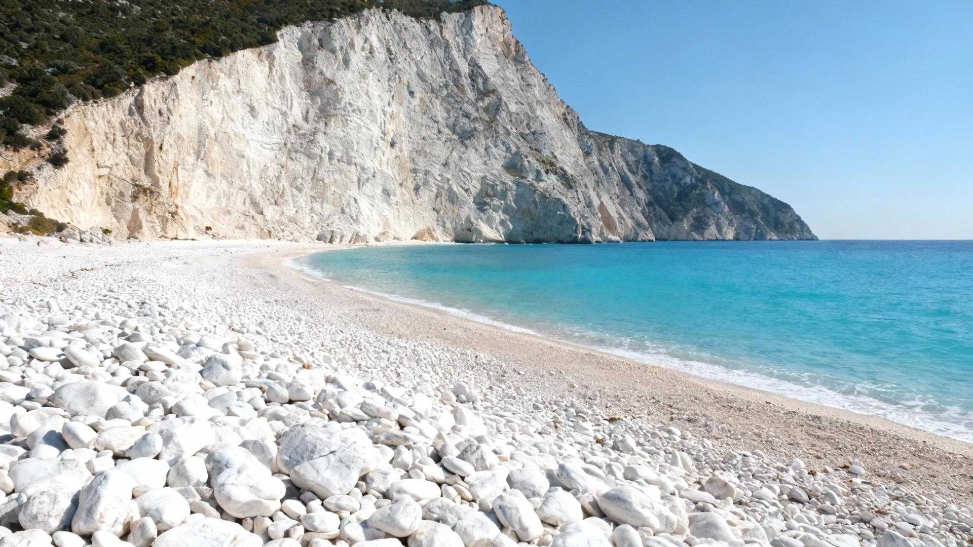 De gouden zonnestralen doorsnijden de ochtendnevel boven de Ionische Zee. Vanaf het uitzichtpunt zie je het onmogelijke: 800 meter wit kiezelstrand omgeven door 300 meter hoge kalksteenkliffen. Dit is Myrtos Beach op Kefalonia, 12 keer uitgeroepen tot beste strand van Griekenland. Maar hier komt de cruciale onthulling. Terwijl 200.000 bezoekers per jaar vechten om een plek in augustus, transformeert dit strand volledig in oktober. 75% minder drukte, accommodatie vanaf € 32 per nacht, en het turquoise water dat zijn volledige magie toont zonder mensenmassa's. Waarom Myrtos Beach elk ander Grieks strand visueel overtreft De geologische samenstelling vertelt het verhaal. Witte marmeren kiezels ontstaan door millennia van tectonische activiteit in de Pre-Apulian zone. Het turquoise water krijgt zijn kleur door mineraalreflecties van de omliggende kalksteenrotsen. GPS-coördinaten 38.2969°N, 20.4065°E brengen je naar de parkeerplaats bovenaan de klif. Vanaf Kefalonia luchthaven (EFL) rijd je 42 km via Argostoli in 55 minuten. De noordroute bespaart 13 minuten maar heeft smallere bergwegen. Anna Papadopoulos van Kefalonia Tourism Board benadrukt: "Myrtos Beach blijft Kefalonia's kroonjuweel vanwege het adembenemende turquoise water en ongerepte witte kiezels. Het trekt natuurliefhebbers elk jaar terug." Het geheim van oktober: wanneer komen bepaalt wat je ziet De transformatie begint na 15 september. Officiële cijfers tonen 750 dagelijkse bezoekers in oktober 2025 versus 3.100 in augustus. Het parkeerterrein met 98 plekken raakt nooit vol na september. Accommodatie prijsrevolutie in herfstmaanden Divarata village ligt 2,4 km van het strand. Olive Grove Studios kost € 32 per nacht in oktober versus € 100 in augustus. Amfitriti Hotel daalt van € 158 naar € 68 per nacht. Elena Papadakis, eigenaar van Olive Grove Studios, legt uit: "In oktober hebben we rust om met gasten te praten. Prijzen zijn 60% lager, maar we verdienen net zoveel omdat we het hele seizoen openblijven." Captain Corelli's filmlocatie impact De Hollywood-film uit 2001 verhoogde de bezoekersstroom van 18.000 naar 92.000 jaarlijks. Nicolas Cage's explosiescène werd gefilmd op het noordelijke strand bij coördinaten 38.2235°N, 20.5582°E. Yannis Laskaris, lokale gids sinds 2000, herinnert zich: "Voor 1999 kwamen er soms maar 20 toeristen per dag. De film bracht een revolutie voor ons eiland." Exacte kostenbreakdown: Myrtos Beach voor € 65 per dag Budgetoptimalisatie draait om timing en locatiekeuze. Oktober blijkt de geheime maand voor mediterrane bestemmingen. Eten zoals locals in Divarata tavernas Taverna "To Spitiko" serveert dagvangst vis voor € 18,50 versus € 27 in Argostoli. Verse sardellen kosten € 11 voor 6 stuks. Robola wijn, de lokale druif, kost € 3,80 per glas. Mandolato van lokale producent "Lithos Sweets" kost € 4,50 per kilo. Supermarkten in Divarata verkopen water voor € 1,20 versus € 3,50 bij strandbars. Vergelijkbare besparingen vind je langs de Ionische kust. Transport en toegankelijkheid Benzineprijs bedraagt € 1,95 per liter in oktober 2025. Huurauto's kosten € 34-48 per dag bij Kefalonia Wheels. De 243 treden naar het strand neem je in 6-8 minuten als volwassene. Parkeren blijft gratis sinds 2023. Het nieuwe uitzichtplatform "Pylaros View" opende in december 2024 met gratis toegang en toiletfaciliteiten. De route die toeristen missen: perfecte timing Watertemperatuur bereikt 22,4°C in oktober, ideaal voor zwemmen tussen 12:00-15:30. De populairste Instagram foto-tijd valt om 16:23 tijdens de "golden hour". Paul Dubois van National Geographic Traveler schrijft: "Myrtos Beach blijft in onze top Mediterrane strandlijsten vanwege zijn ongerepte karakter en dramatische landschap." Slimme timing bespaart aanzienlijke kosten op wereldwijde strandbestemmingen. Nieuwe strandregels voor 2025 verbieden verblijf na 19:00 uur en plastic flessen. Maximum 300 bezoekers tegelijkertijd via elektronisch tellingsysteem. Vodafone biedt de beste mobiele dekking bij de parkeerplaats. Jouw vragen over Myrtos Beach, Céphalonie (Grèce) beantwoord Wat is de beste maand zonder massa's? Oktober 2025 toont 75% minder bezoekers dan augustus. Temperaturen variëren tussen 16-22°C met 6,8 zonuren per dag. Shoulder season biedt dramatisch betere waarde voor kustbestemmingen. Hoe bereik je Myrtos vanuit Nederland? Amsterdam-Kefalonia duurt 2,5-4 uur directe vlucht voor € 150-350. Totale reistijd inclusief transfers: 6-8 uur. Vanaf de luchthaven rijd je 40 minuten naar het strand via huurauto. Waarom kiezen voor Myrtos boven Navagio Beach? Myrtos ontvangt 203.500 bezoekers per jaar versus 850.000 op Navagio. Waterhelderheid bereikt 28 meter diepte tegen 22 meter op Zakynthos. Autotoegang elimineert boottransfer van € 25 per persoon. De laatste zonnestralen kleuren de kalksteenkliffen oranje terwijl het turquoise water donker wordt. Mijn voetafdrukken blijven alleen achter in de witte kiezels. Dit is wat 200.000 andere bezoekers missen door in juli te komen.