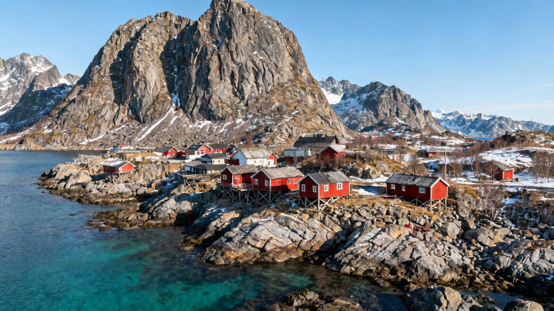 De E10 eindigt niet met veel bombarie, maar met een fluistering. Na 2.300 kilometer vanaf de Zweedse grens bereik je Å - een dorp van 250 zielen waar rode vissershutten tegen granietkliffen nestelen. Hier zijn de enige geluiden golfslag en krijsende meeuwen. De kortste plaatsnaam ter wereld verbergt het langst bewaarde geheim van Noord-Noorwegen. Een volledig functionerende vissersgemeenschap die 900 jaar geschiedenis levend houdt. Terwijl toeristen 35 kilometer terug bij Reine in de rij staan voor de perfecte foto. Waar de weg eindigt, begint het verhaal Kilometer nul op je GPS. De E10 houdt hier letterlijk op. Voor je liggen rode rorbuer die sinds 1850 tegen de fjord aanplakken. Het ochtendlicht kleurt de traditionele vissershutten goud. Achter je de 2.300 kilometer asfalt naar Luleå. Voor je het einde van Europa - en het begin van iets authentieks. GPS-coördinaten 67°52′47″N 12°59′02″E vertellen het verhaal. Dit is letterlijk het zuidelijkste punt waar je kunt rijden op de Lofoten. Net zoals IJslands Ring Road heeft Å zijn eigen timing voor authentieke ervaringen. Wat 250 inwoners dagelijks beschermen Å draait nog steeds voor 58% op visserij. In Reine is dat percentage gedaald naar 22%. Dat verschil voel je meteen. Architectuur die functie blijft dienen De rode huizen dateren van rond 1850. Maar de hoeve werd gebouwd in 1815 en is volgens museummedewerker Lena Karlstrøm "één van de oudste huizen op de Lofoten-eilanden". 18 van de 45 rorbuer functioneren nog als echte vissershutten. De familie Knutsen runt sinds 1892 Svinøya Rorbuer - vijf generaties visserij zonder onderbreking. Stokvis productie als levende traditie 85 ton stokvis per jaar. Dat is 60% van de lokale visserijopbrengst. De gedroogde kabeljauw hangt 90 dagen in de Noorse winter te rijpen. "Zonder stokvis blijft Å geen Å," vertelt Anders Knutsen, vijfde generatie visser. "Elke winter hangen we nog 15.000 vis aan de stockfish-racks - dat is onze identiteit." Twee musea die niemand verwacht Toeristen verwachten één souvenirwinkel. Ze vinden twee wereldklasse musea met 900 jaar maritieme geschiedenis. Lofoten stockfish museum en Norwegian fishing village museum Entree €9 voor volwassenen, €7 voor senioren. Het Stockfish Museum toont de traditionele 'hanging method' nog in praktijk. Vergelijkbaar met Tromsø vind je hier authenticiteit die toerisme heeft overleefd. 12.400 bezoekers per jaar - 75% in juni tot augustus. Curator Guro Jacobsen legt uit: "70% van de bezoekers denkt dat stokvis gewoon gedroogde vis is. Het is een kweekproces met exacte temperatuur en wind." Waar locals echt eten Fiskeriet Restaurant serveert stockfish stew voor €24. Bij Reinebrygga betaal je €32 voor hetzelfde gerecht. Fiskerhytten biedt zelfkook-opties vanaf €15. "In Å betaal je voor het echte werk, niet voor de foto," zegt eigenaar Liv Nilsen. "Toeristen in Reine betalen een premium voor 'authentiek' dat het niet is." De mathematische schoonheid van isolatie 35 kilometer extra rijden vanaf Reine. Die 45 minuten filteren 65% van de casual toeristen weg. Hier zijn dagelijks 850 bezoekers in het hoogseizoen - in Reine 3.200. De kortste plaatsnaam ter wereld blijft het langst verborgen. Net zoals andere verborgen Europese parels beschermt geografische isolatie de cultuur. Terug richting Moskenes draag je de stilte mee. En het besef dat authenticiteit een adres heeft: het einde van de weg. Jouw vragen over Å, Lofoten - kortste dorpsnaam ter wereld beantwoord Wat kost een verblijf in Å vergeleken met Reine? Knutsens Rorbuer vraagt €145 per nacht in juni. In Reine betaal je €189 voor vergelijkbare authentieke rorbuer. Fjordgård B&B rekent €110 versus €155 in Reine. Totaal dagbudget: €150 in Å, €200 in Reine - 25% goedkoper. Wanneer is Å het meest authentiek? Zomer biedt 12-15°C gemiddelde temperaturen en lange dagen. Maar mei en september hebben minder drukte bij milde temperaturen. Winter betekent Noorderlicht en eenzaamheid - maar slechts 2 van 5 restaurants blijven open. Hoe verschilt Å van Henningsvær en Reine? Å heeft nog 62 actieve vissers van oorspronkelijk 110 in 2015. Reine telt 17 souvenirwinkels, Å slechts één visafhaalwinkel. Net als lokale eetcultuur elders blijft hier de werkelijke functie boven toeristische aanpassing. De veerboot naar Moskenes vertrekt om 18:30. Je rijdt de E10 terug, maar Å blijft achter - niet op je camera, maar in het besef dat authentieke plekken hun karakter bewaren door simpelweg aan het einde van de weg te liggen, waar haast stopt en traditie begint.